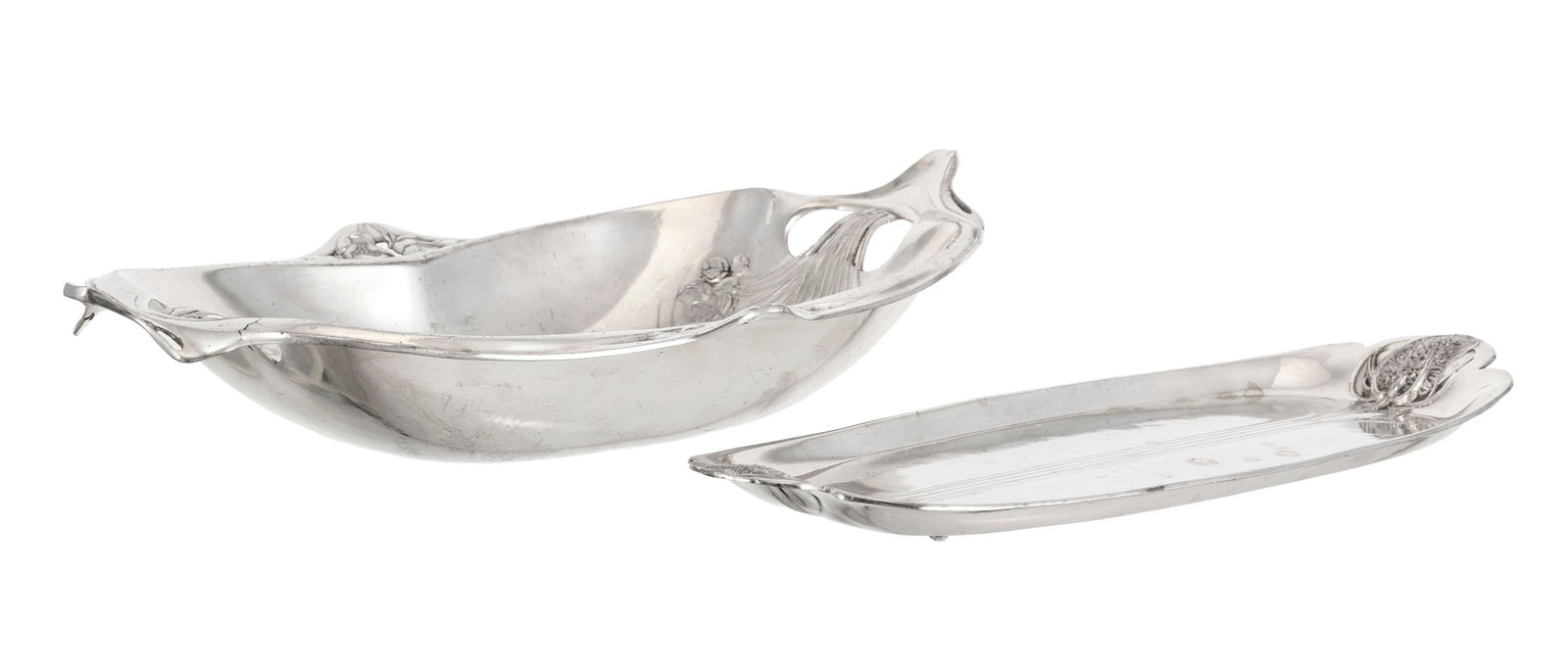 Ensemble de 1 petit plateau et 1 coupe style Art Nouveau en métal argenté, XXe s., à : Ensemble de 1 petit plateau et 1 coupe style Art Nouveau en métal argenté, XXe s., à décor végétal et floral, long. 32,5 et 34,5 cm Condition microrayures d'usage gé