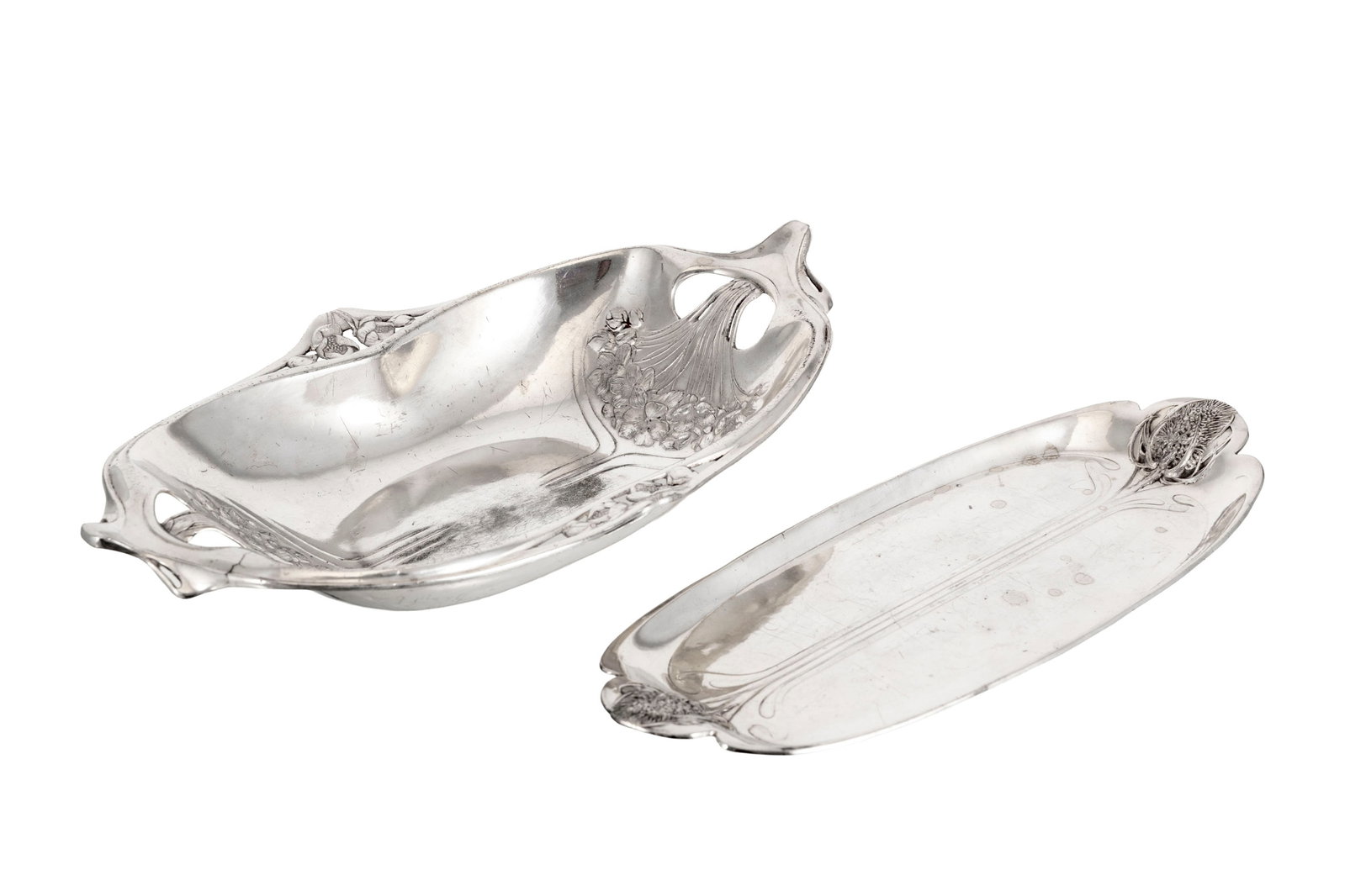 Ensemble de 1 petit plateau et 1 coupe style Art Nouveau en métal argenté, XXe s., à  - 2