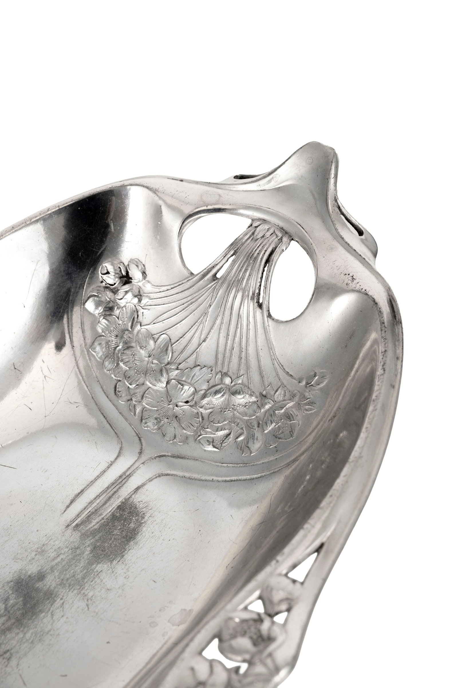 Ensemble de 1 petit plateau et 1 coupe style Art Nouveau en métal argenté, XXe s., à  - 4