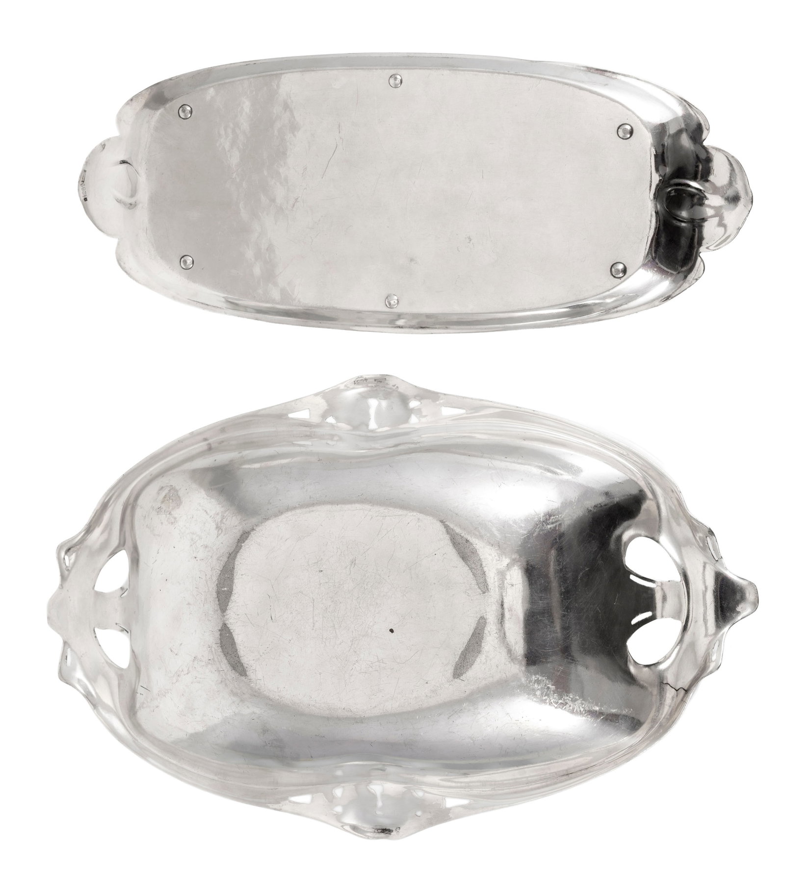 Ensemble de 1 petit plateau et 1 coupe style Art Nouveau en métal argenté, XXe s., à  - 5