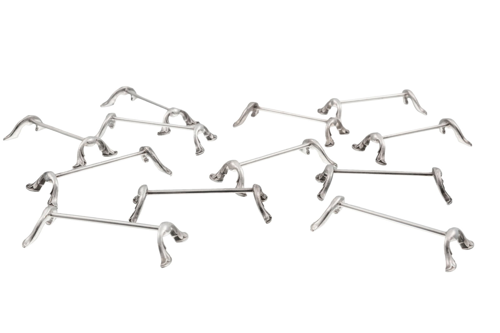 Suite de 12 porte-couteaux style Art Nouveau en métal argenté, XXe s., à décor d: Suite de 12 porte-couteaux style Art Nouveau en métal argenté, XXe s., à décor de feuillage, long. 9,2 cm