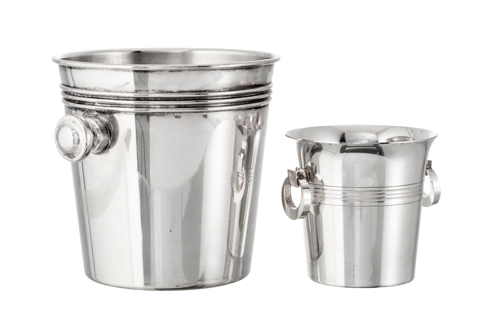 Ensemble d'1 seau à champagne et 1 seau à glaçons en métal argenté, XXe s.,: Ensemble d'1 seau à champagne et 1 seau à glaçons en métal argenté, XXe s., à décor de filets, h. 13 et 20 cm