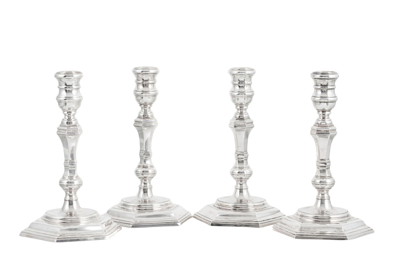 Suite de 4 flambeaux en métal argenté, XXe s., à décor de filets, h. 19 cm: Suite de 4 flambeaux en métal argenté, XXe s., à décor de filets, h. 19 cm