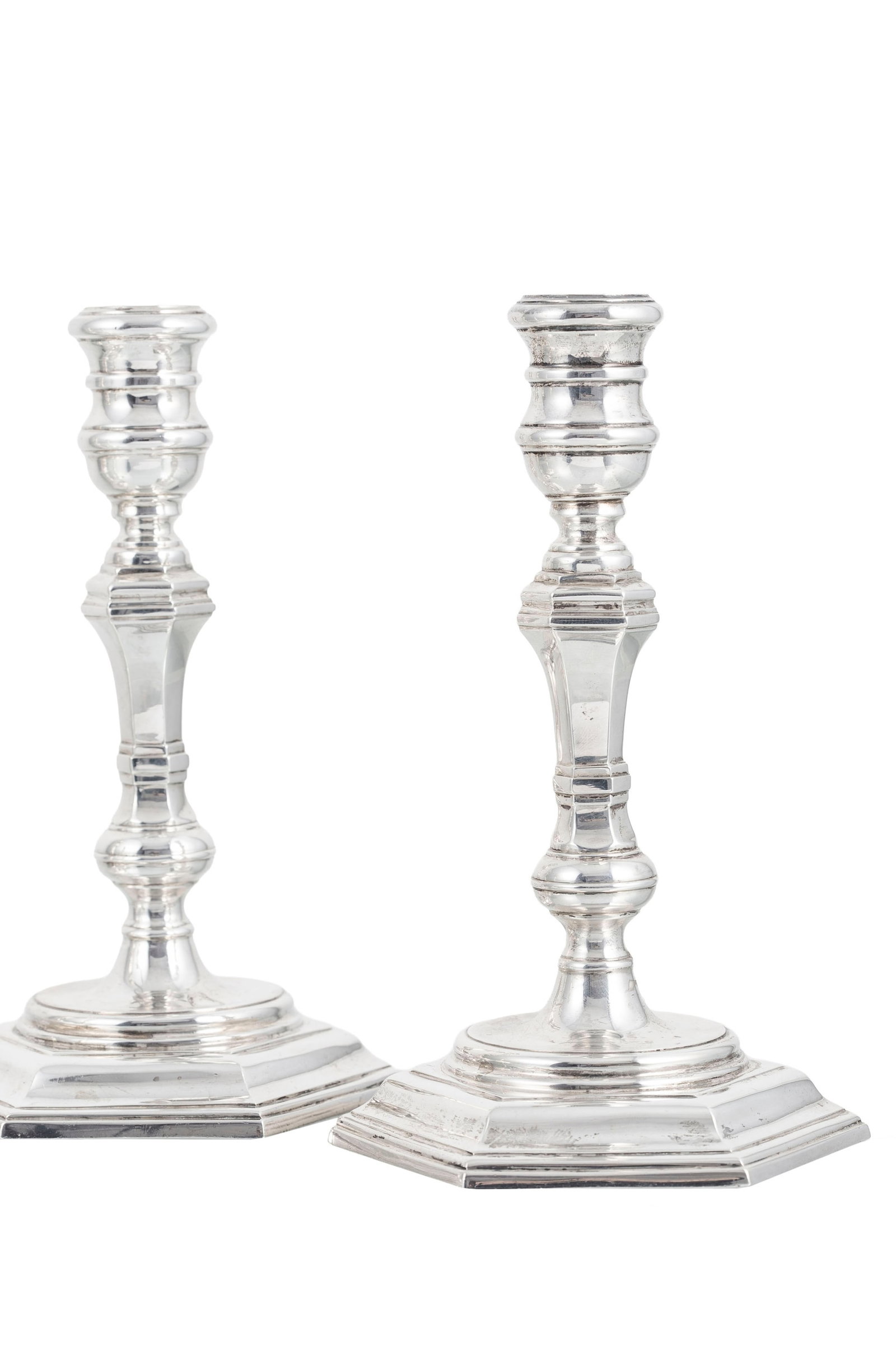 Suite de 4 flambeaux en métal argenté, XXe s., à décor de filets, h. 19 cm - 2