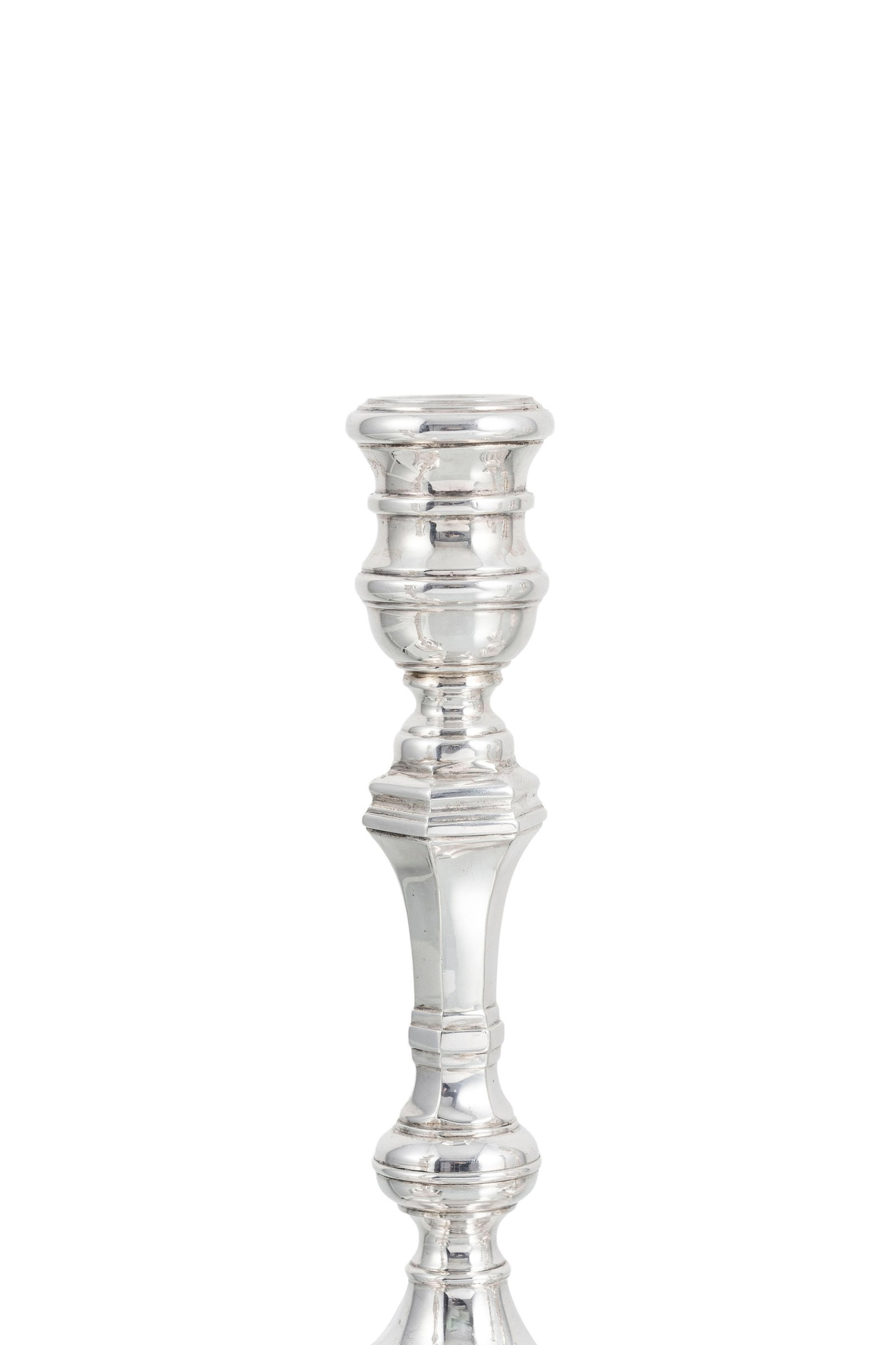 Suite de 4 flambeaux en métal argenté, XXe s., à décor de filets, h. 19 cm - 3