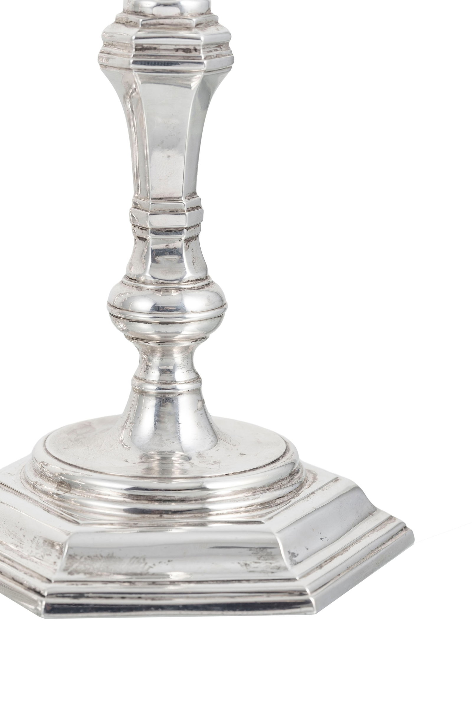 Suite de 4 flambeaux en métal argenté, XXe s., à décor de filets, h. 19 cm - 4