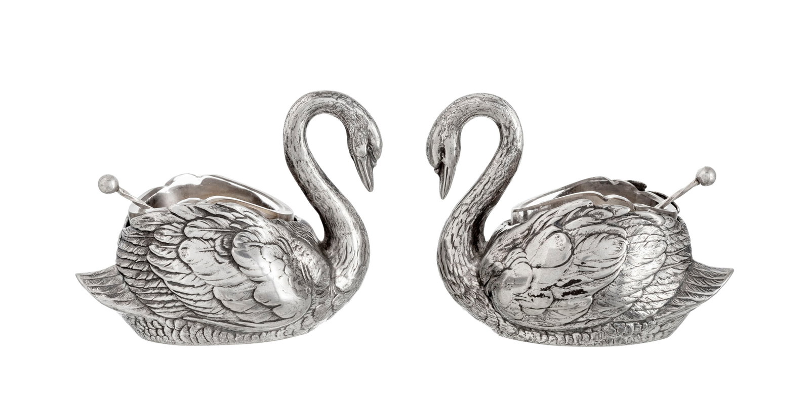 Paire de salerons cygne en métal argenté WMF, début XXe s., et cuillerons torsadé: Paire de salerons cygne en métal argenté WMF, début XXe s., et cuillerons torsadés en argent 800, intérieurs en verre blanc, net 4,5g