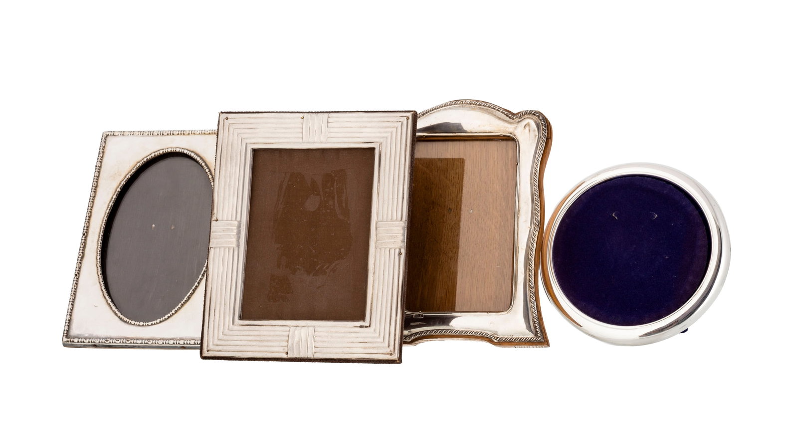 Ensemble de 4 cadres à poser en métal argenté et argent anglais, XXe s., diverses for: Ensemble de 4 cadres à poser en métal argenté et argent anglais, XXe s., diverses formes, h. 14,5 à 18,5 cm Condition petits chocs sur les cadres en argent anglais traces d'usage