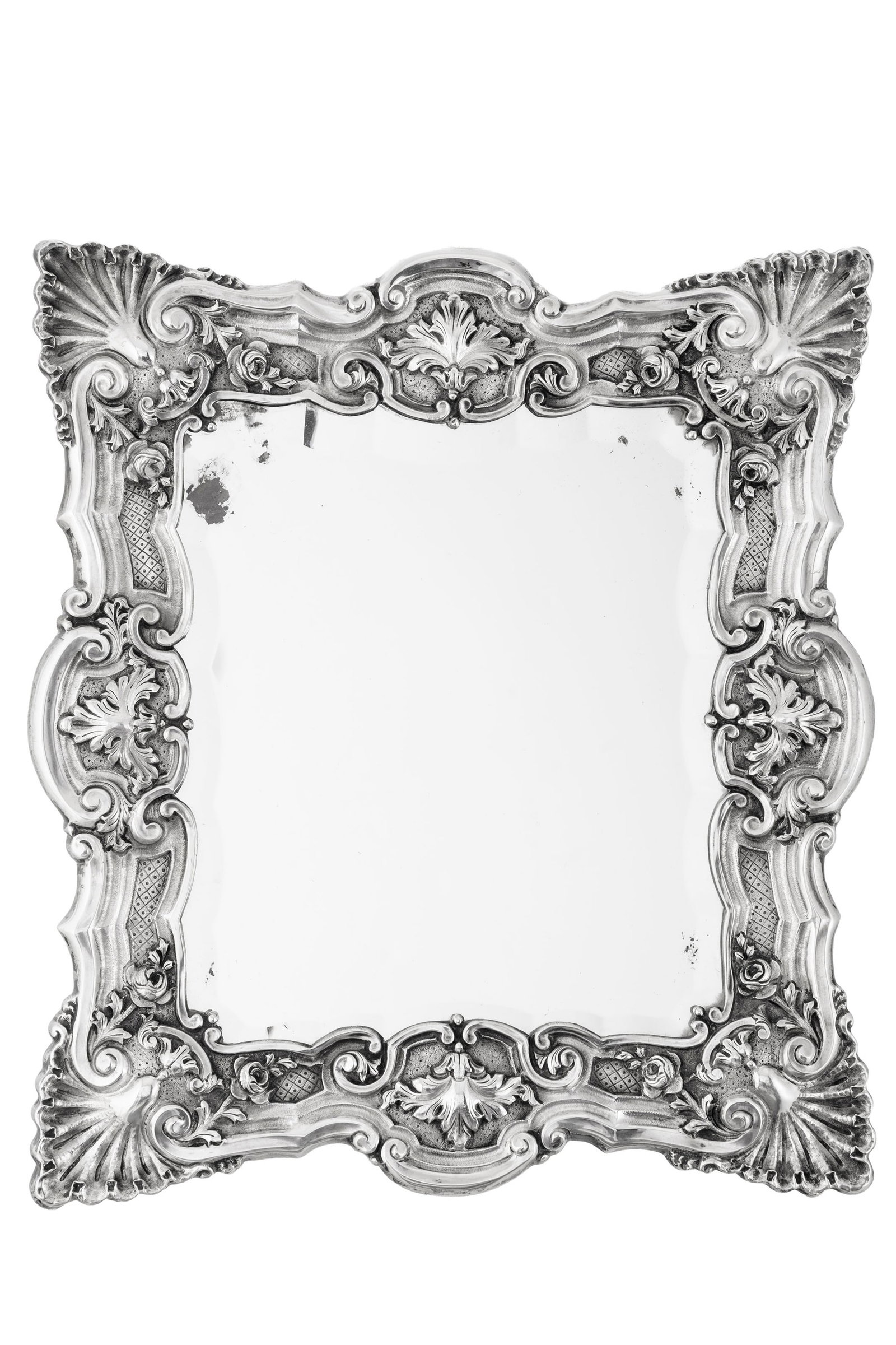 Miroir de table en métal argenté, XXe s., à riche décor de volutes et feuillage,: Miroir de table en métal argenté, XXe s., à riche décor de volutes et feuillage, revers en bois, h. 35,5 cm Condition marques et taches à la glace traces d'usage au bois
