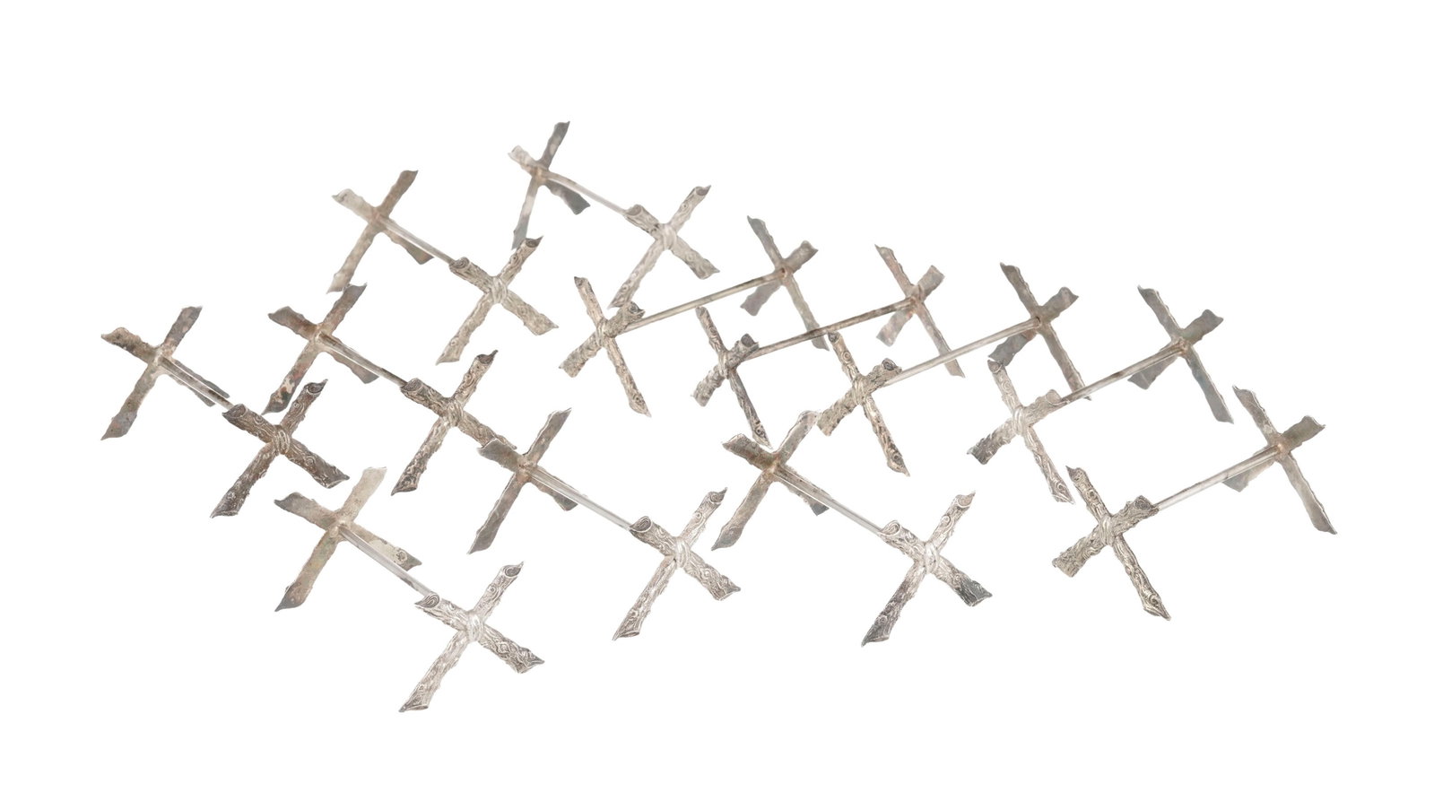 Suite de 12 porte-couteaux en métal argenté, XXe s., en forme de branches de bois, long. 7: Suite de 12 porte-couteaux en métal argenté, XXe s., en forme de branches de bois, long. 7,5 cm