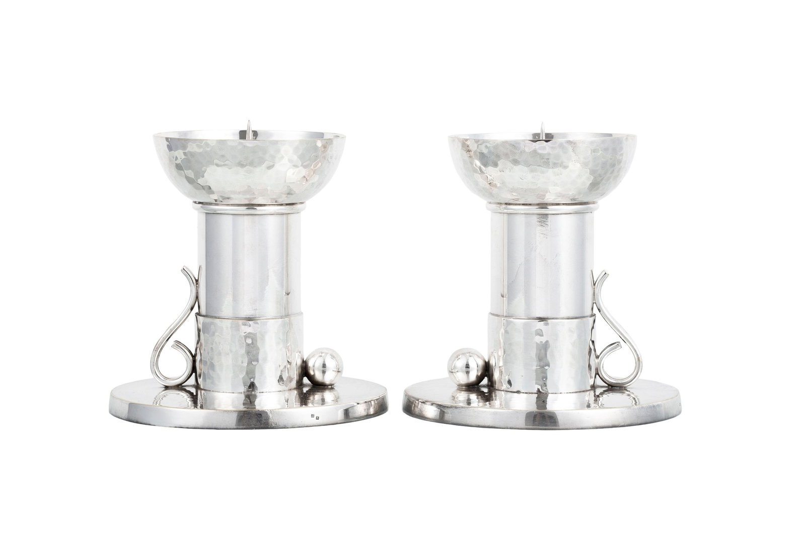 Jean Després (1889-1980). Paire de flambeaux pique cierges en métal argenté, circa 19: Jean Després (1889-1980). Paire de flambeaux pique cierges en métal argenté, circa 1960, h. 14 cm Exposition: Rétrospective Jean Després, galerie Flore, Paris, septembre