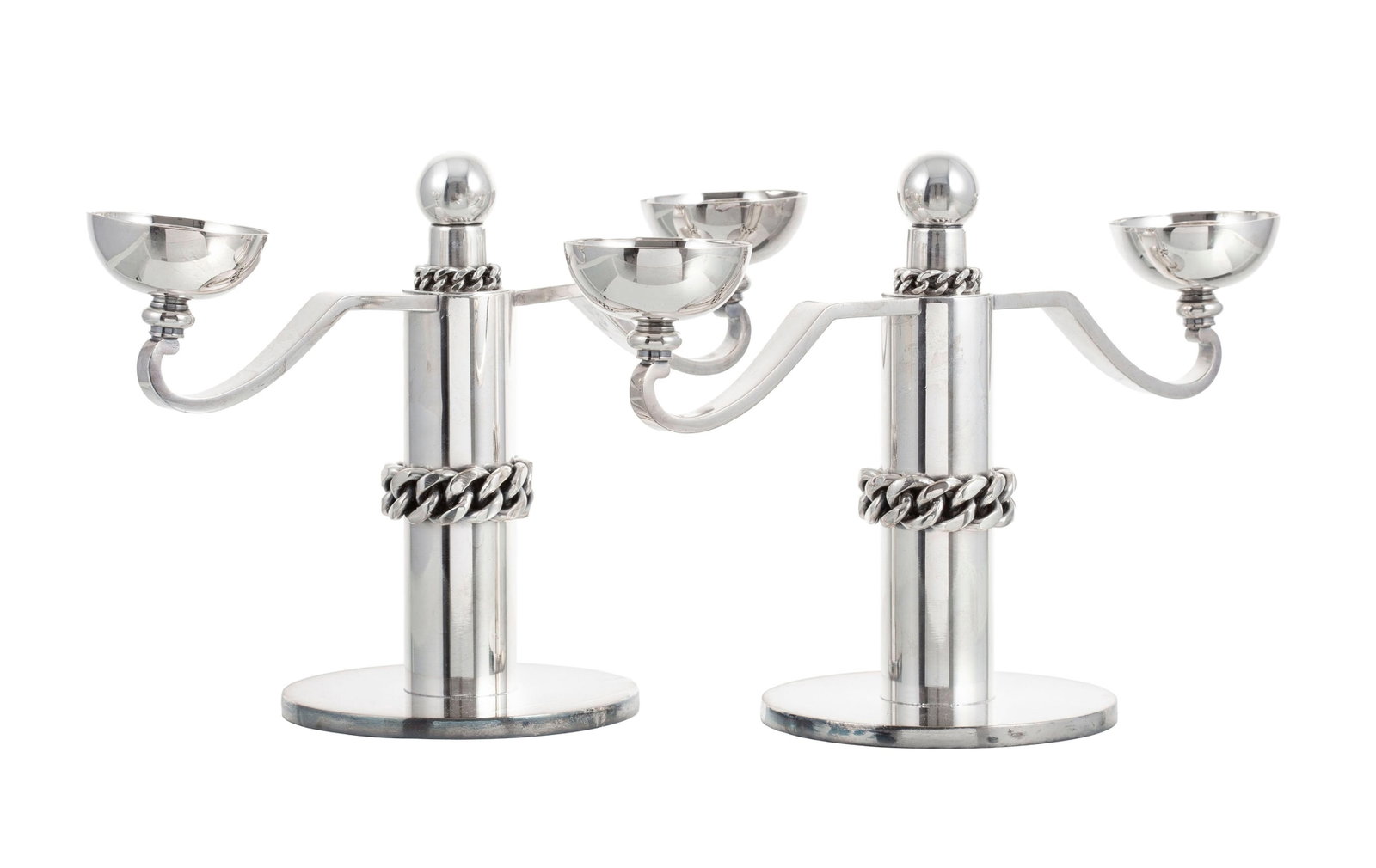 Jean Després (1889-1980). Paire de candélabres à 2 bras de lumière en métal: Jean Després (1889-1980). Paire de candélabres à 2 bras de lumière en métal argenté, circa 1960, h. 20 cm Exposition: Rétrospective Jean Després, galerie