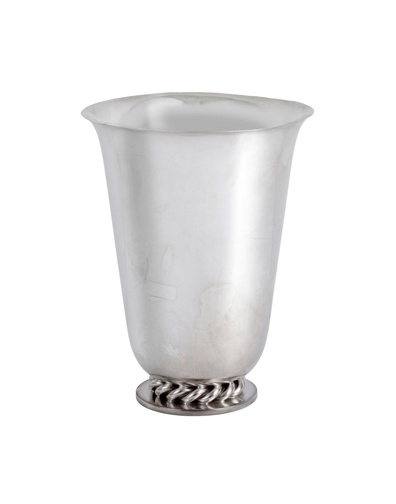 Jean Després (1889-1980). Rare vase en métal argenté, vers 1950-60, signé, h. 20: Jean Després (1889-1980). Rare vase en métal argenté, vers 1950-60, signé, h. 20,5 cm Exposition: Rétrospective Jean Després, galerie Flore, Paris, septembre 2006.