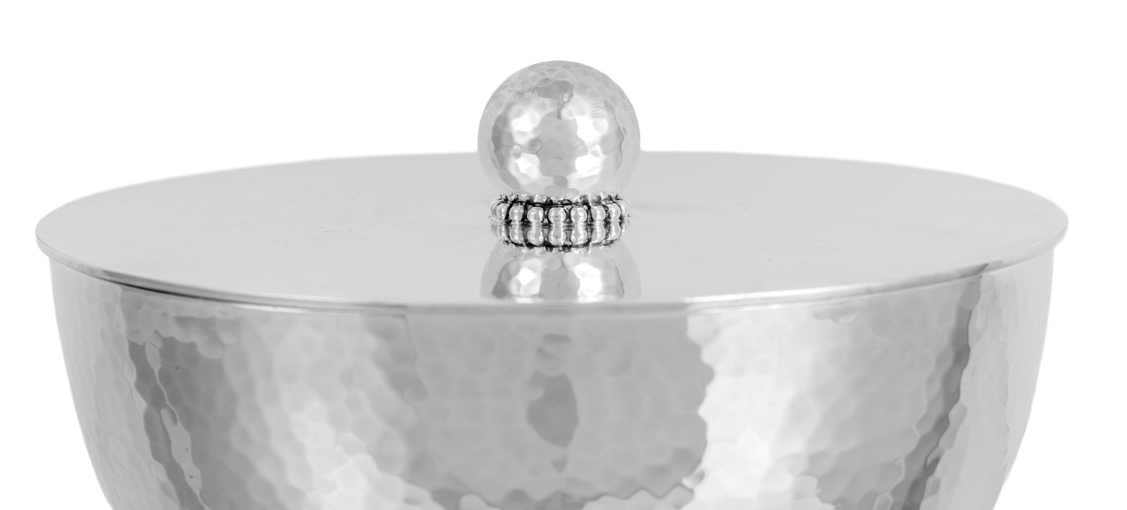 Jean Després (1889-1980). Coupe circulaire couverte en métal argenté martelé, ba - 2