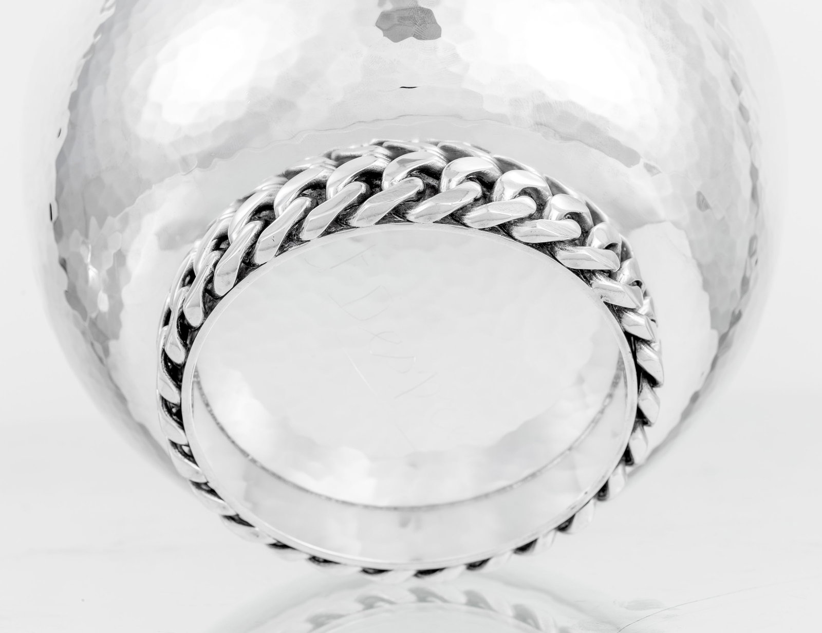 Jean Després (1889-1980). Coupe circulaire couverte en métal argenté martelé, ba - 5