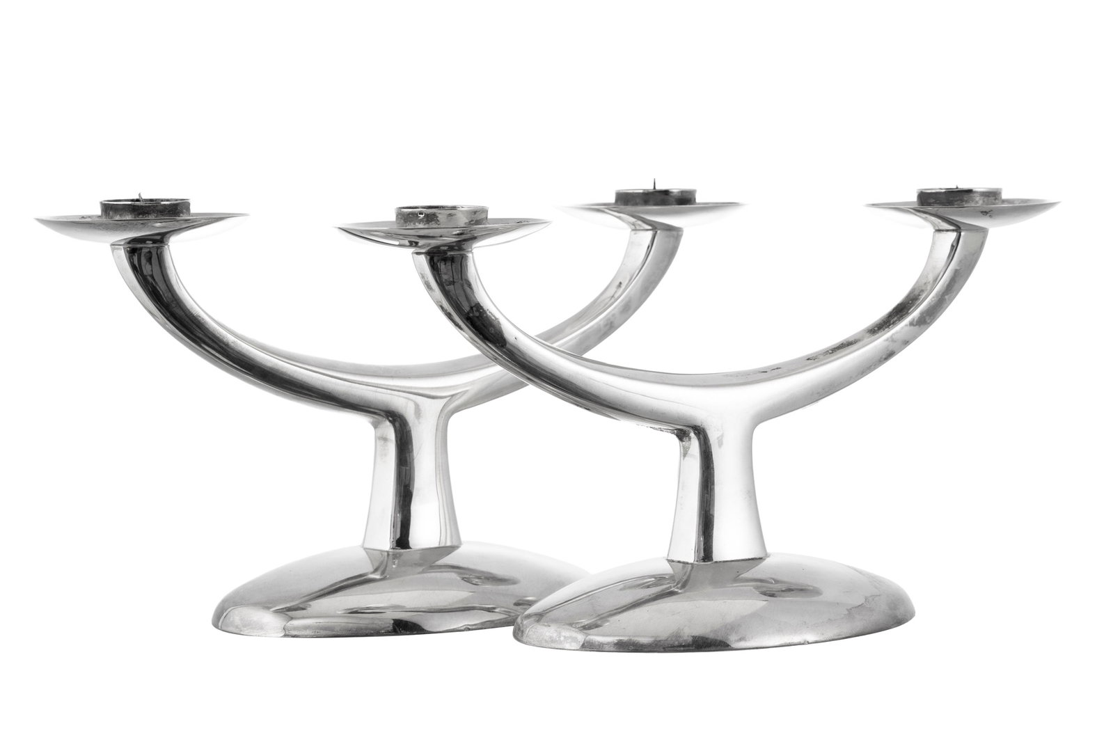 Paire de candélabres à 2 bras de lumière style Art Déco en argent 800, unis, les: Paire de candélabres à 2 bras de lumière style Art Déco en argent 800, unis, lestés, revers en métal, h. 11,5 cm Condition présence de microrayures d'usage