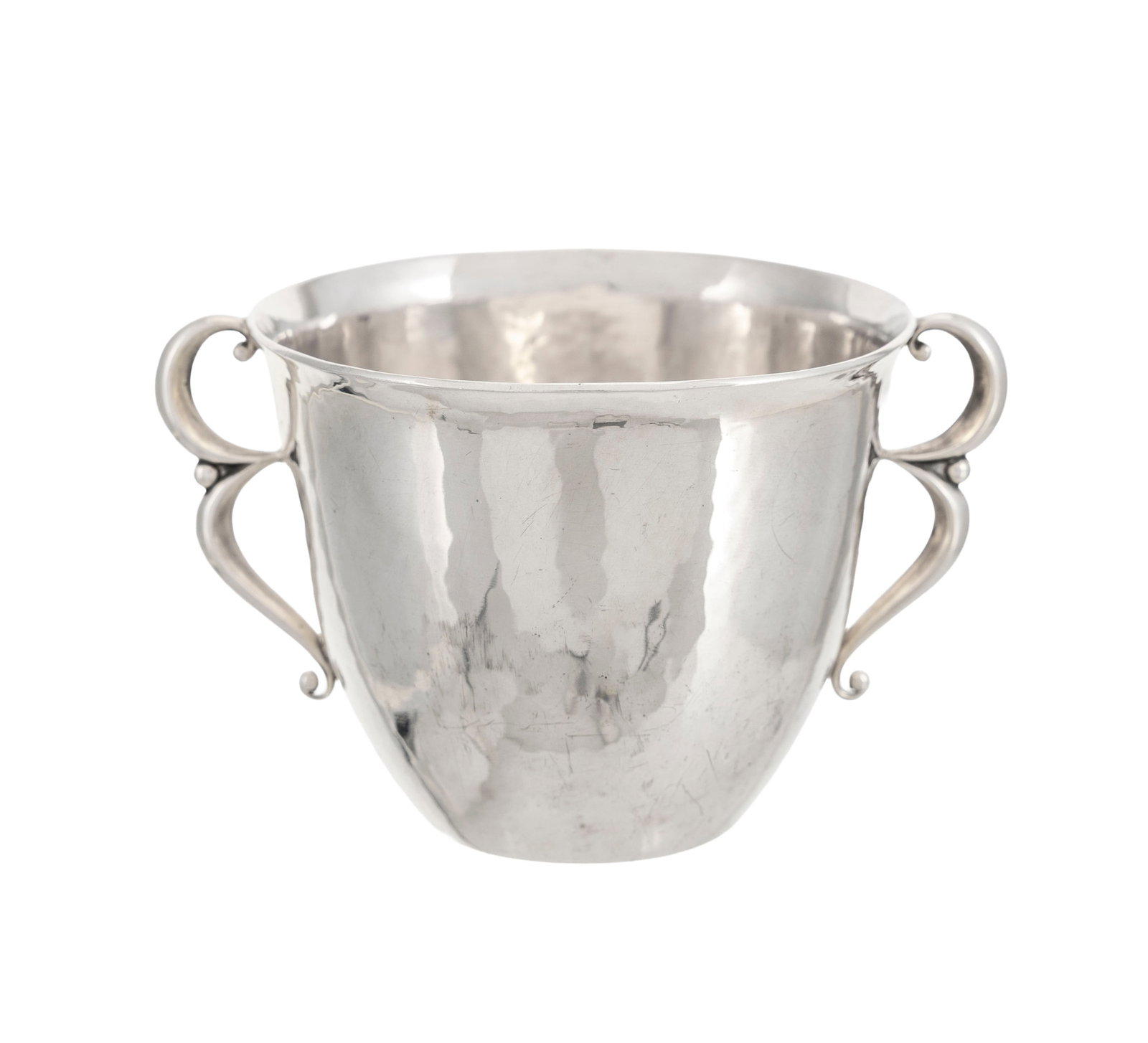 Georg Jensen. Tasse à 2 anses en argent martelé, Copenhague, XXe s., modèle 373A, h. : Georg Jensen. Tasse à 2 anses en argent martelé, Copenhague, XXe s., modèle 373A, h. 5 cm, 75g Condition microrayures d'usage général