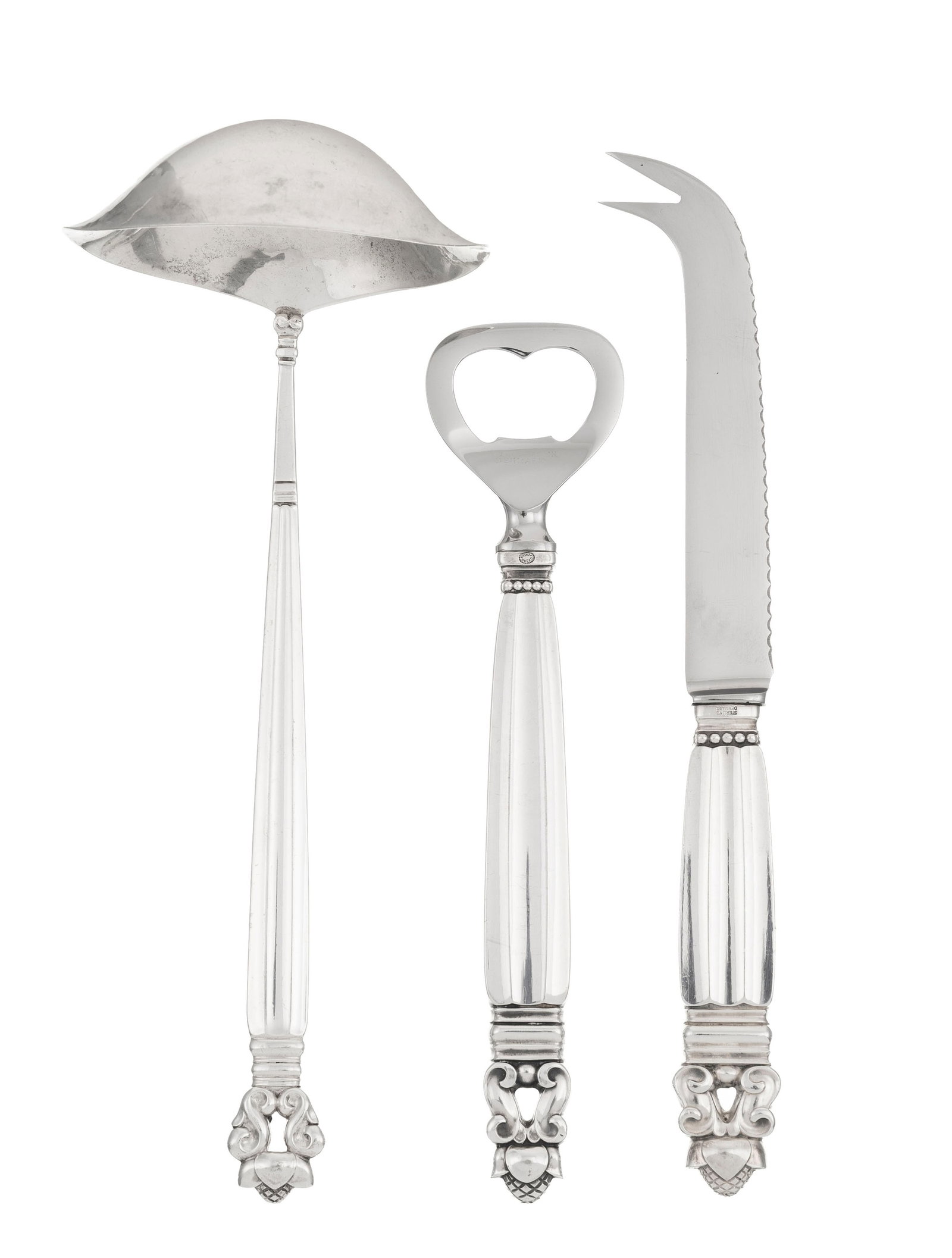 Georg Jensen. Ensemble d'1 décapsuleur, 1 cuiller à sauce et 1 couteau à fromage en a: Georg Jensen. Ensemble d'1 décapsuleur, 1 cuiller à sauce et 1 couteau à fromage en argent Sterling et acier, modèle Acorn, long. 16,5 et 19 cm, net 75g