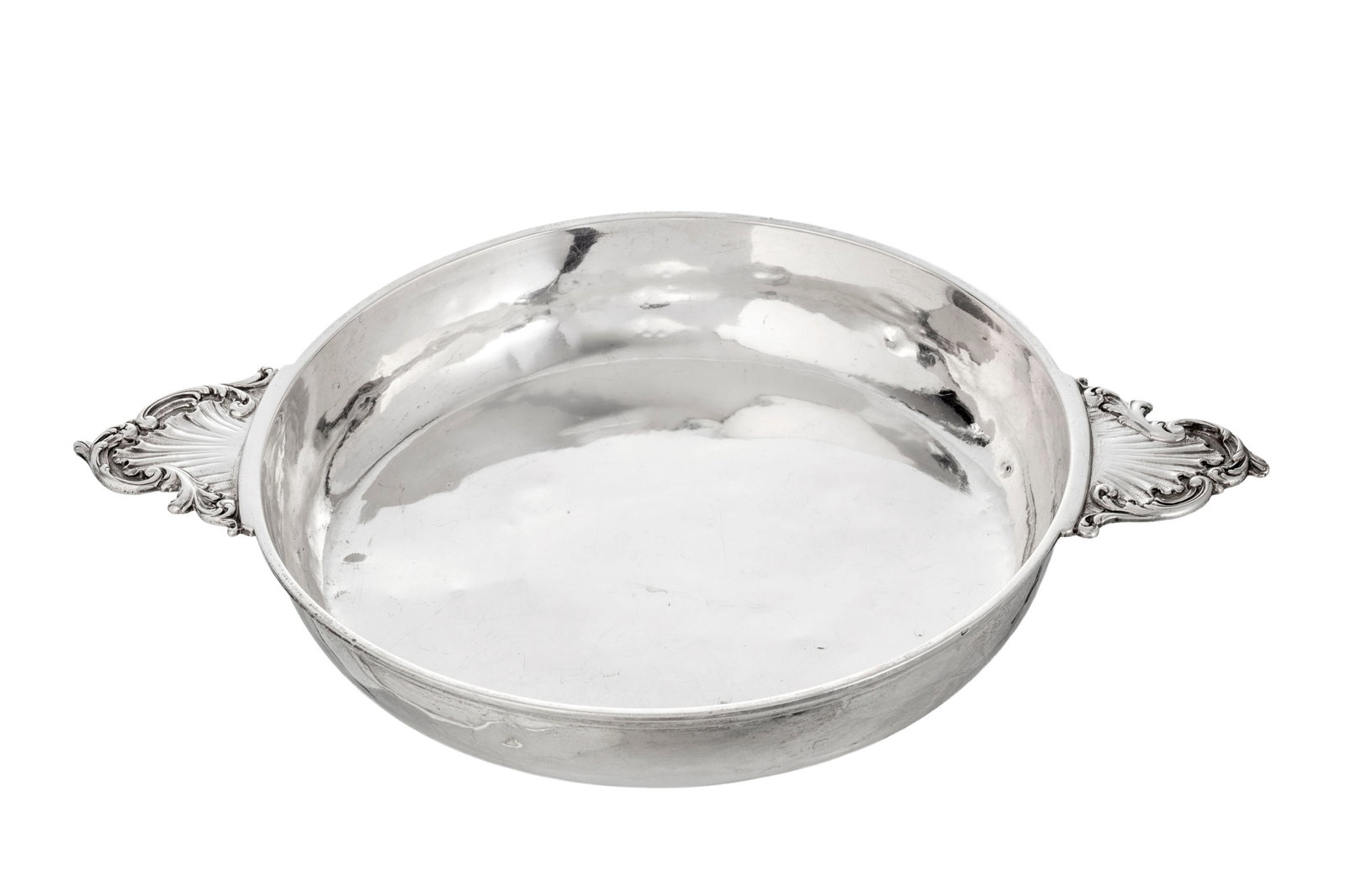 Ecuelle à oreilles en argent Minerve 1er titre, par Rudolphe Beunke, Paris, fin XIXe-début: Ecuelle à oreilles en argent Minerve 1er titre, par Rudolphe Beunke, Paris, fin XIXe-début XXe s., à décor Rocaille, diam. 22 cm, 455g Condition petits chocs microrayures de l'u