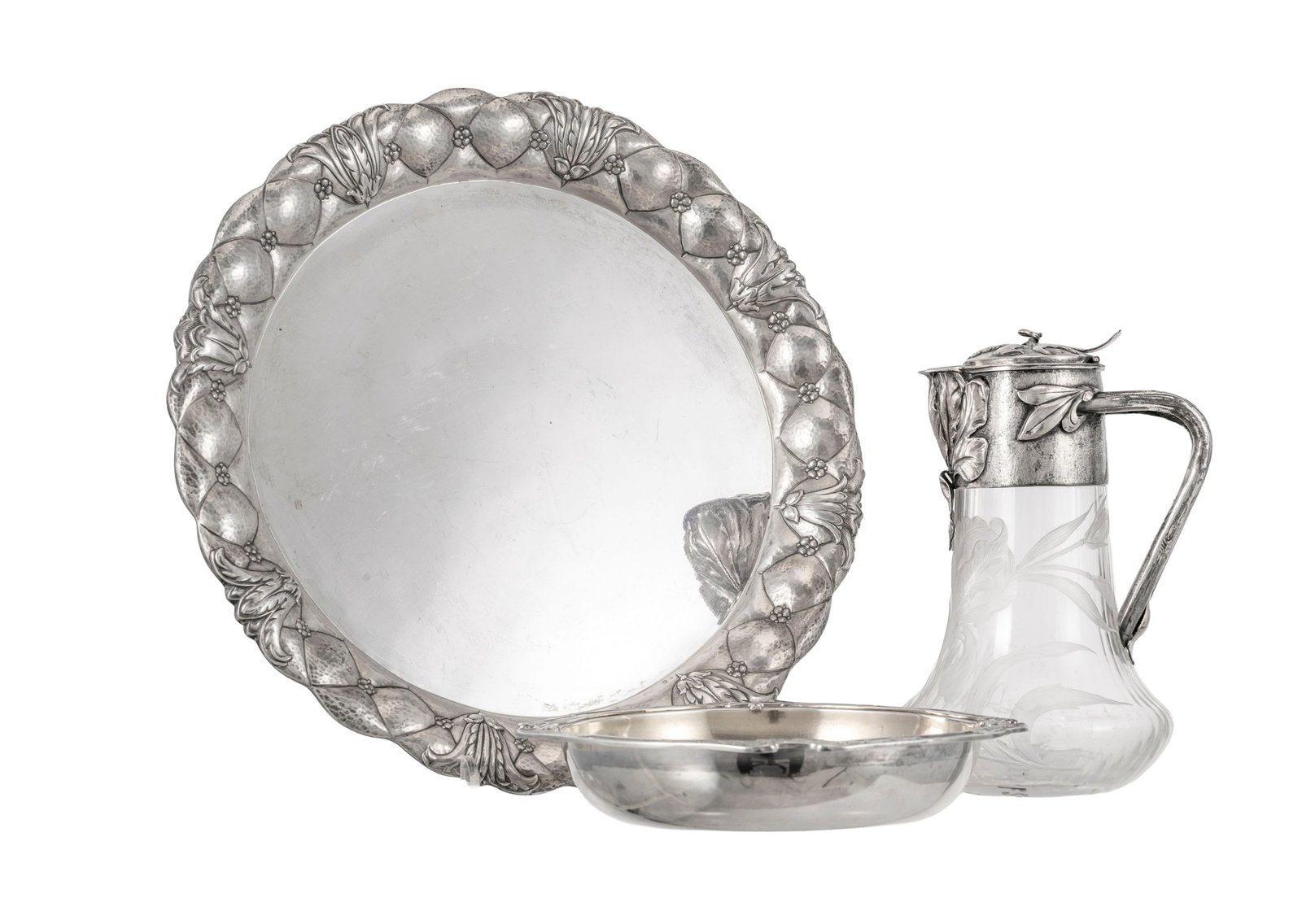 Ensemble de 2 coupes en argent Minerve 1er titre et 1 pichet en argent, marque Knein Coutelle, à: Ensemble de 2 coupes en argent Minerve 1er titre et 1 pichet en argent, marque Knein Coutelle, à décor style Art Nouveau et intérieur vermeil, diam. 23 et 39,5 cm, h. 24 cm, net 1550g P