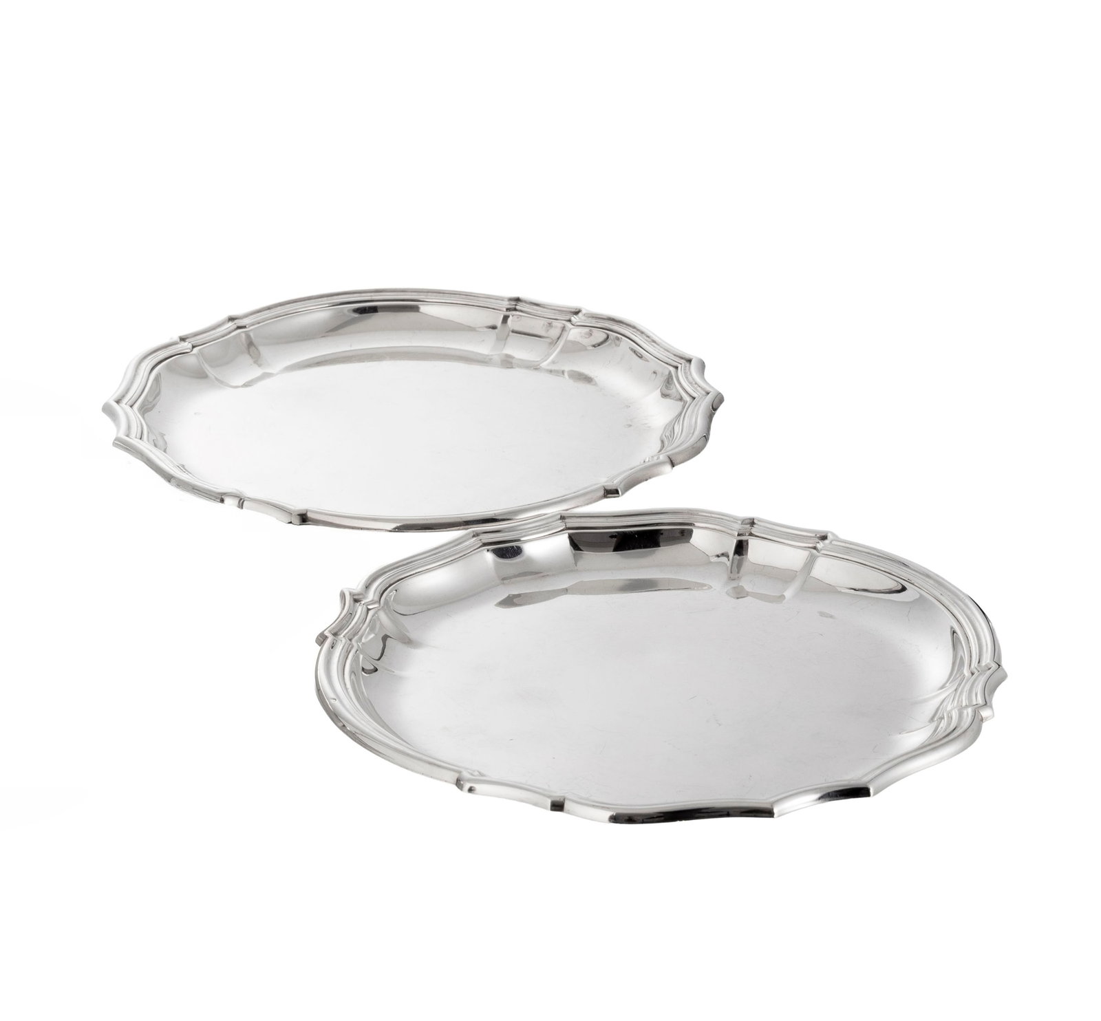 Puiforcat. Ensemble de 2 plats ronds et 1 plat ovale en argent Minerve 1er titre, Paris, XXe s., la : Puiforcat. Ensemble de 2 plats ronds et 1 plat ovale en argent Minerve 1er titre, Paris, XXe s., la bordure en accolade, diam. 25 cm, long. 42 cm, 2400g Condition présence de microrayures dues &#