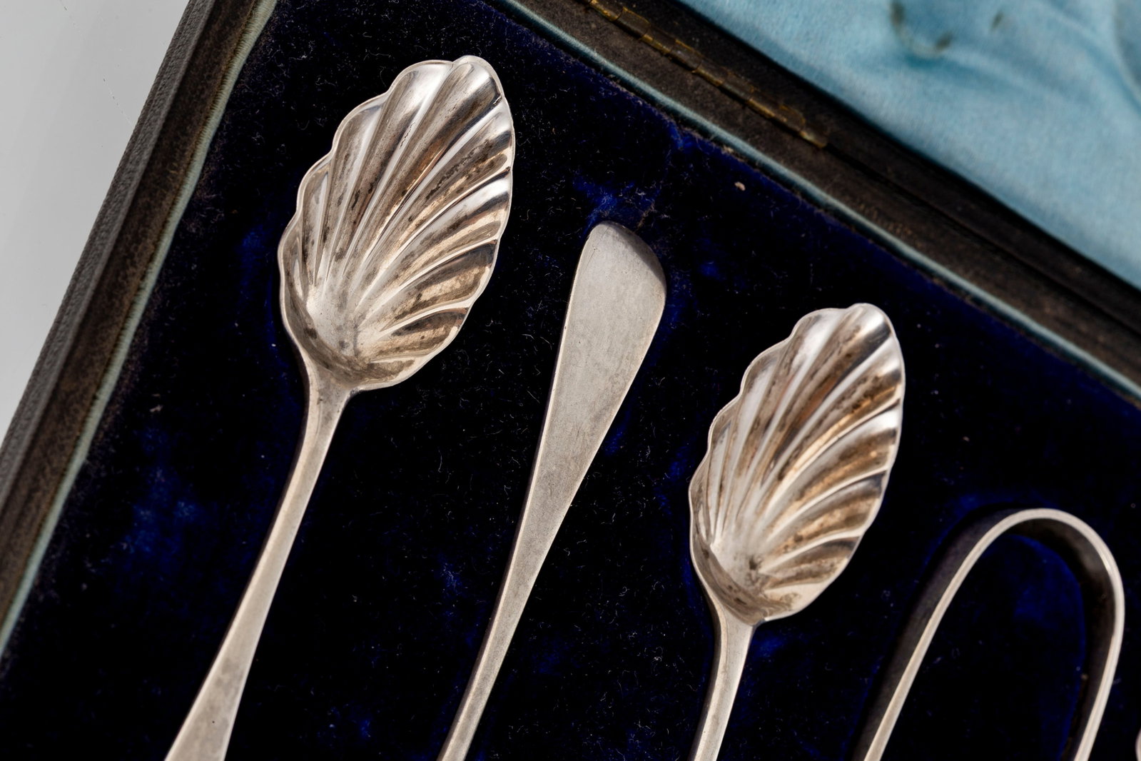 Suite de 6 cuillers et 1 pince à sucre en argent, par West & Son, Londres, 1902 et 1905, en for - 3