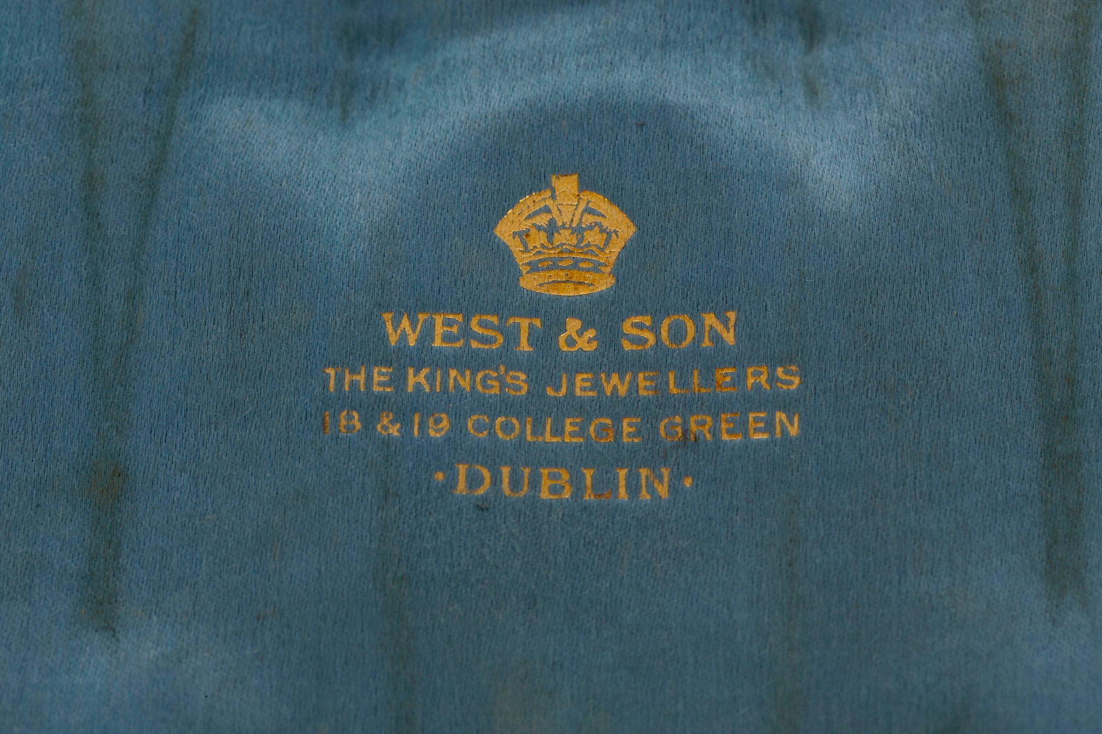 Suite de 6 cuillers et 1 pince à sucre en argent, par West & Son, Londres, 1902 et 1905, en for - 5