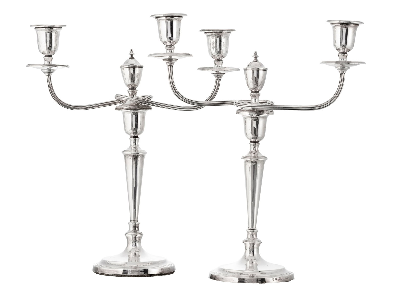 Paire de candélabres à 2 bras de lumière en argent, par C J Vander Ltd, Londres, 1971: Paire de candélabres à 2 bras de lumière en argent, par C J Vander Ltd, Londres, 1971, à décor de filets, lestés, h. 35 cm