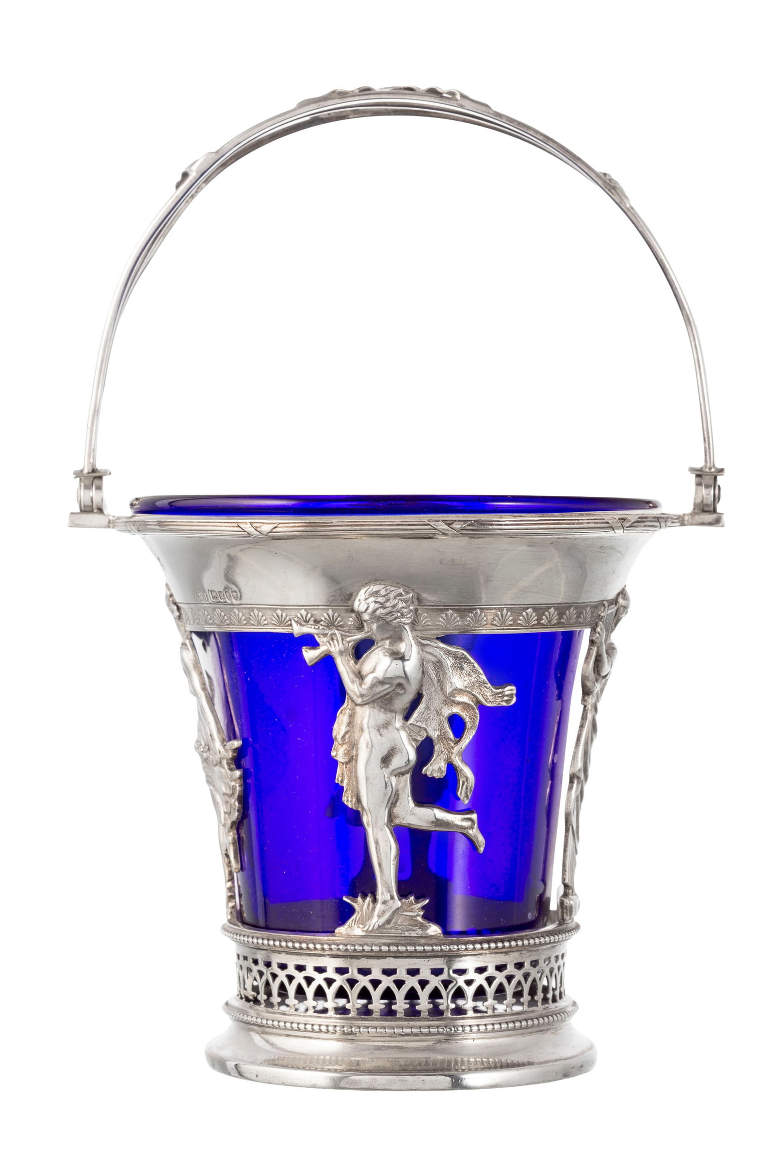 Coupe à anse en argent, par George Bedingham, Londres, 1901, à décor de style Empire,: Coupe à anse en argent, par George Bedingham, Londres, 1901, à décor de style Empire, intérieur de verre bleu cobalt, poinçon d'importation, h. 10,5 cm, 260g