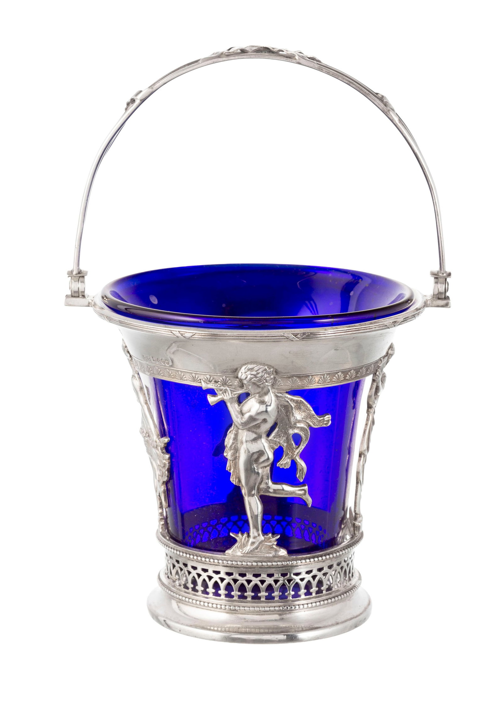 Coupe à anse en argent, par George Bedingham, Londres, 1901, à décor de style Empire, - 2