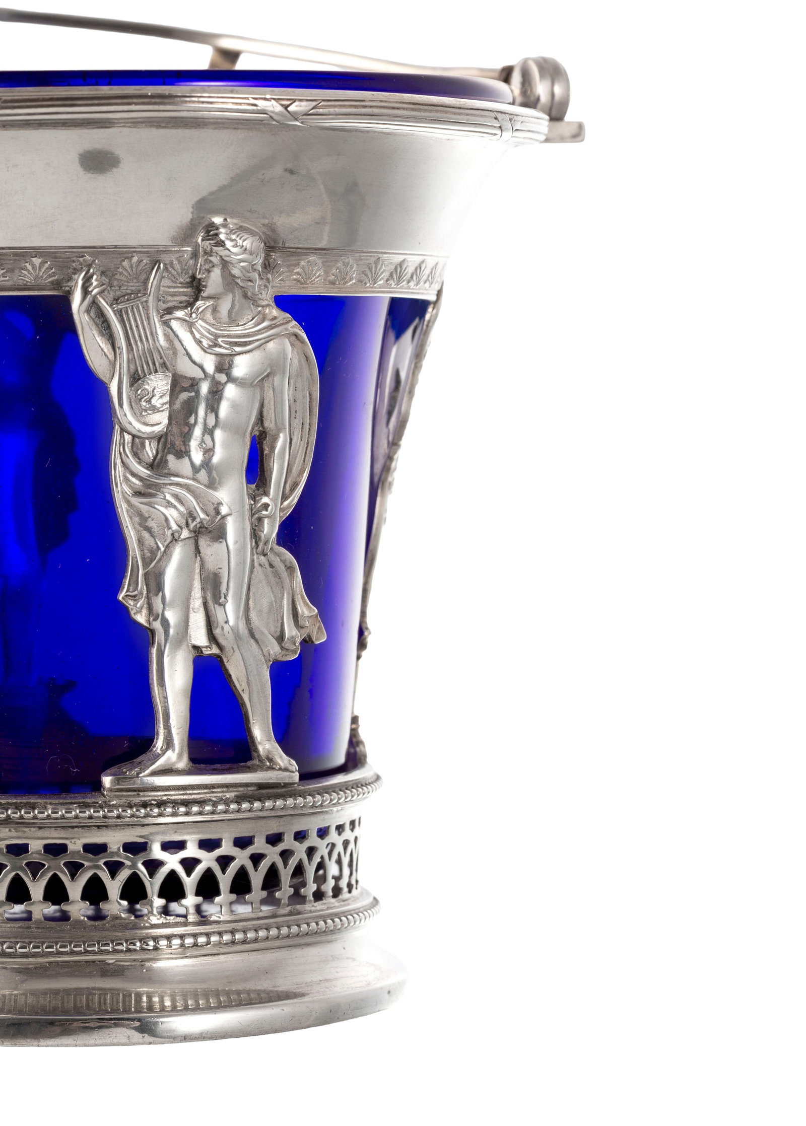 Coupe à anse en argent, par George Bedingham, Londres, 1901, à décor de style Empire, - 3