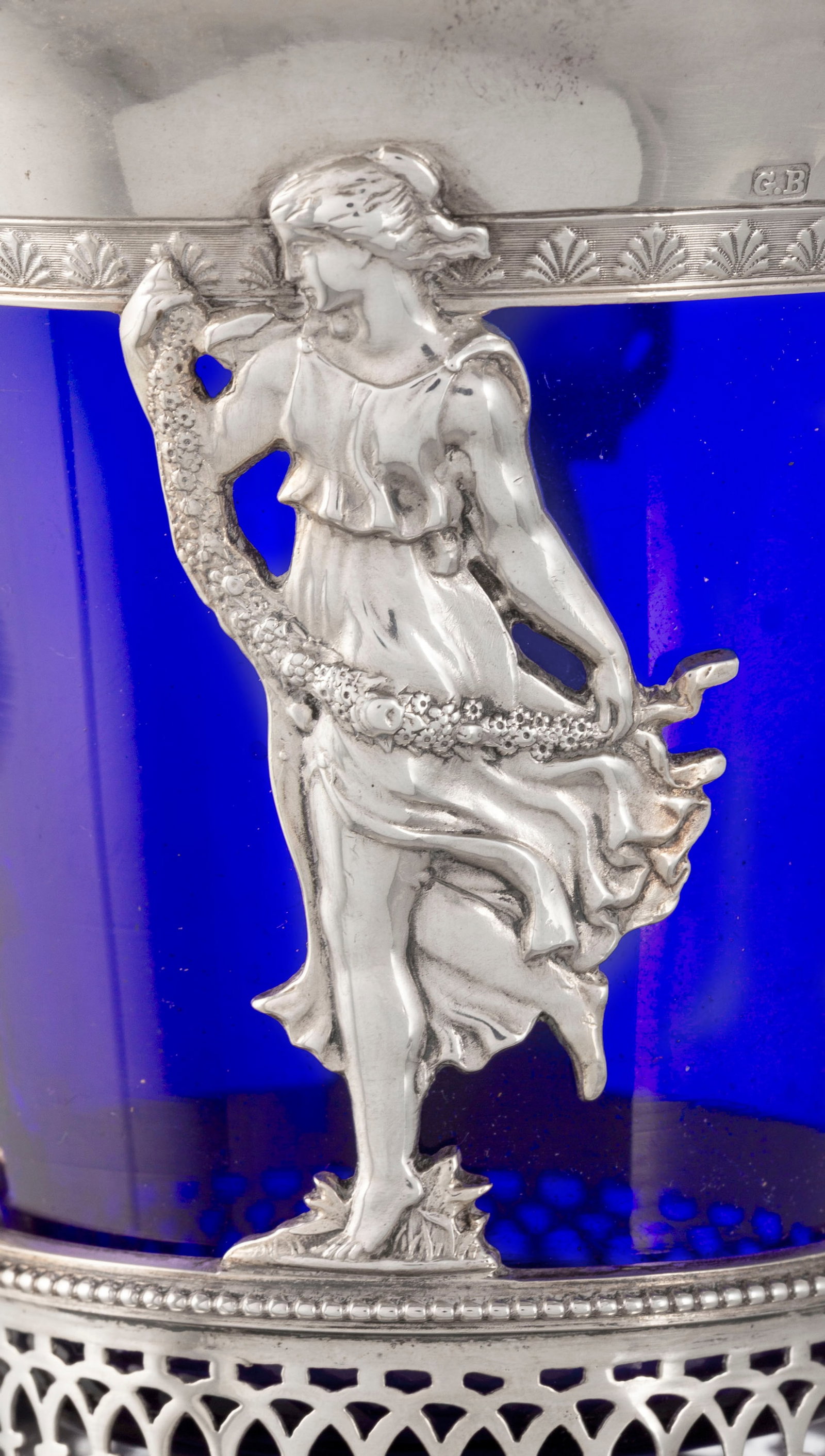 Coupe à anse en argent, par George Bedingham, Londres, 1901, à décor de style Empire, - 4