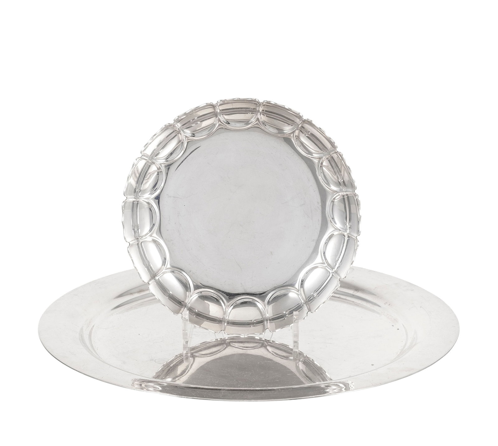 Ensemble d'1 plat rond uni et 1 coupe sur talon en argent Sterling, par William Comyns & Sons Ltd et: Ensemble d'1 plat rond uni et 1 coupe sur talon en argent Sterling, par William Comyns & Sons Ltd et A R Mowbray & Co Ltd Londres, 1944 et 1968, diam. 21 et 35,5 cm, 1970g Condition présence de