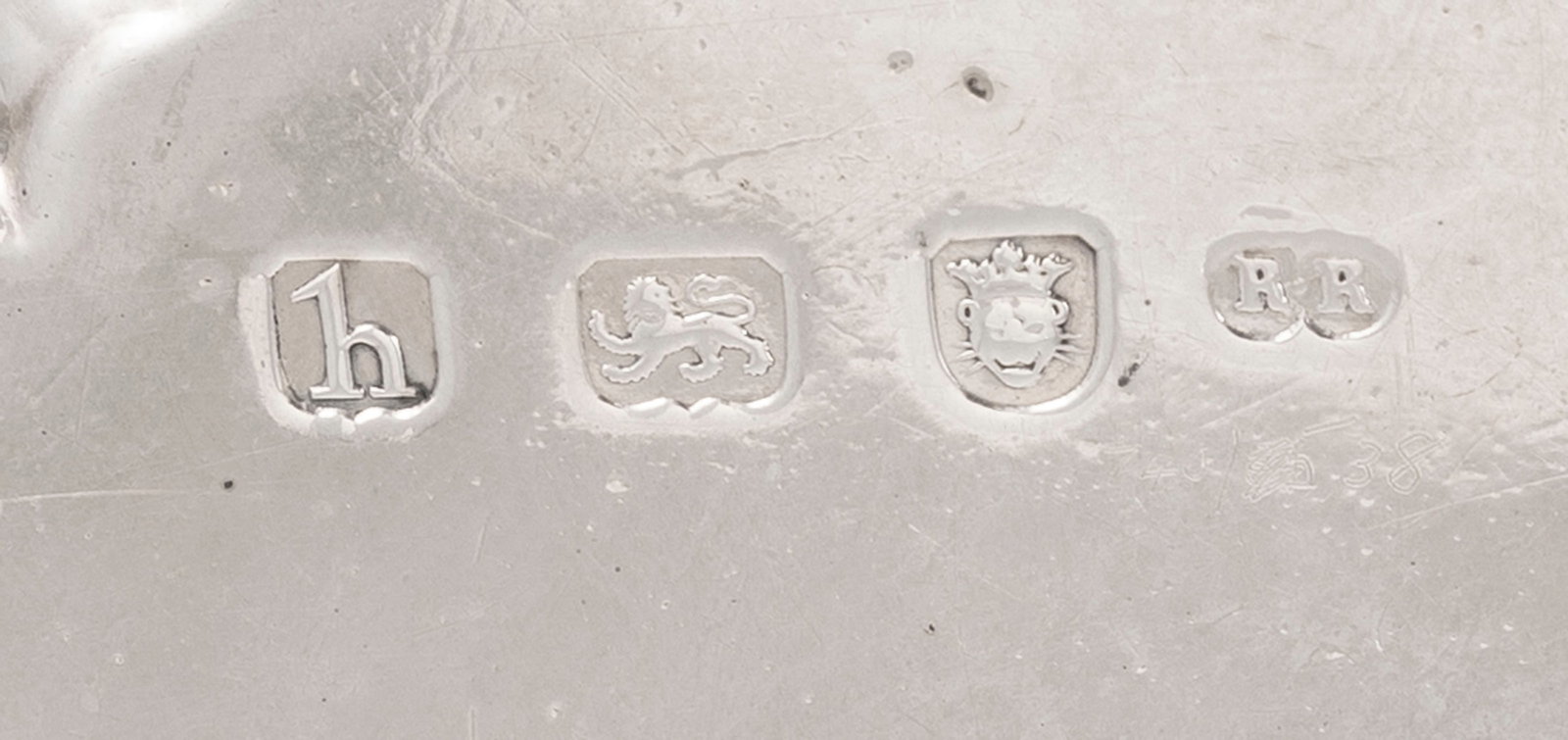 Ensemble d'1 petit panier, 1 présentoir tripode et 1 coupe sur piédouche en argent, Londre - 5