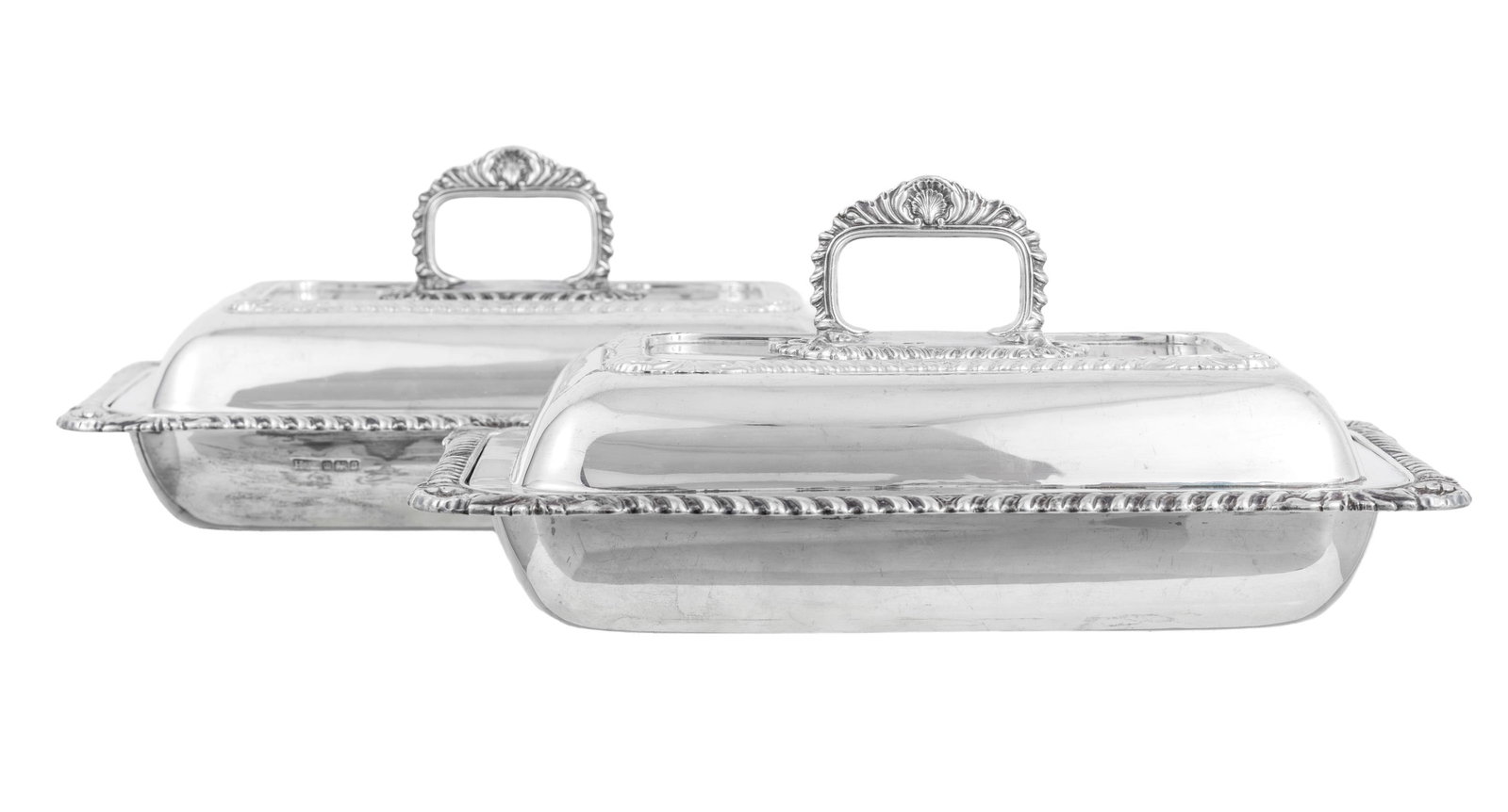 Paire de légumiers en argent, par Atkin Brothers, Sheffield, 1906, à décor de godrons: Paire de légumiers en argent, par Atkin Brothers, Sheffield, 1906, à décor de godrons et coquilles, les couvercles avec prises amovibles formant jattes, long. 28 cm, 3055g Condition