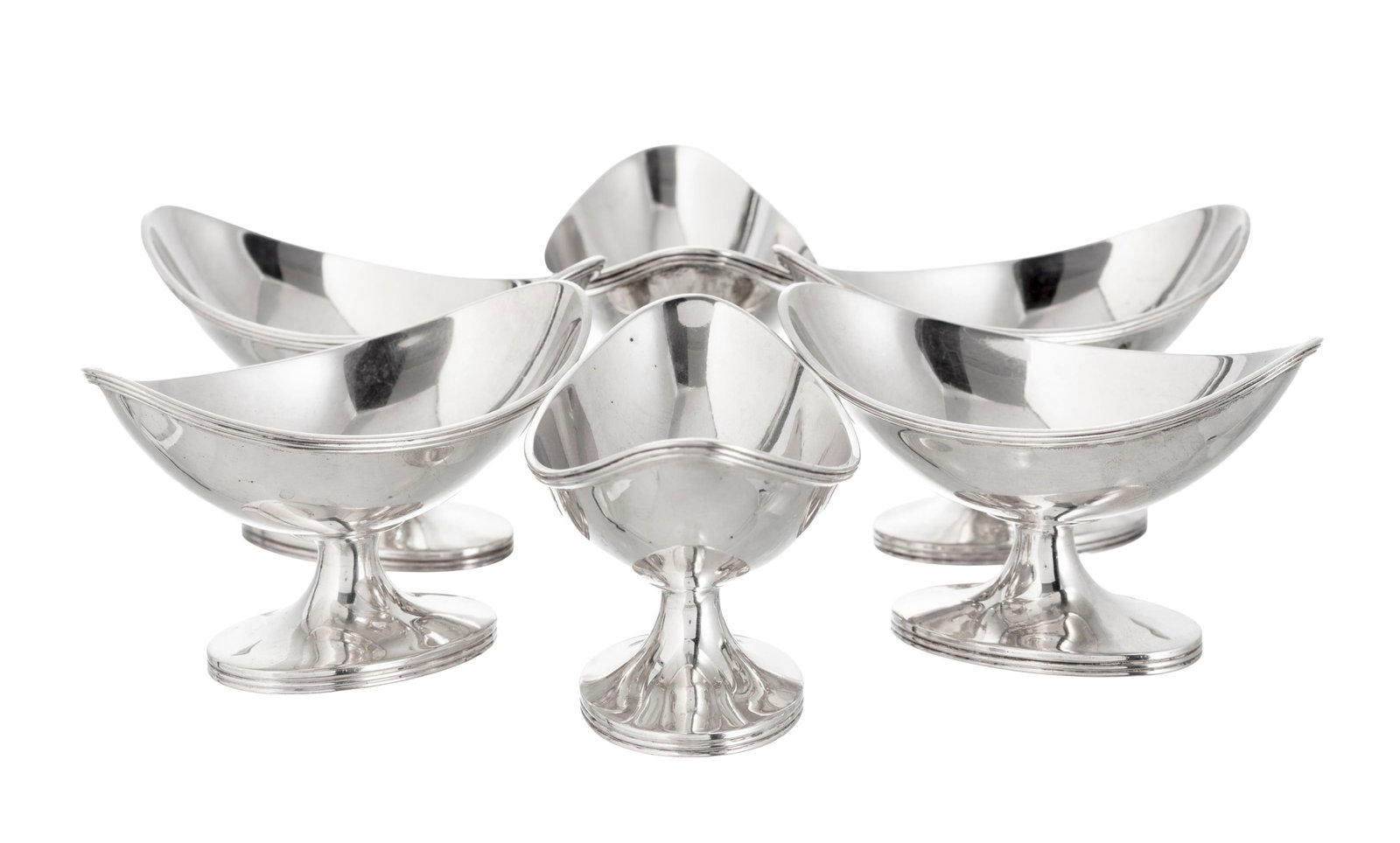 Suite de 6 salerons navette en argent, par Adolph Barsach Davis, Sheffield, 1929, à décor : Suite de 6 salerons navette en argent, par Adolph Barsach Davis, Sheffield, 1929, à décor de filets, h. 6,5 cm, 500g