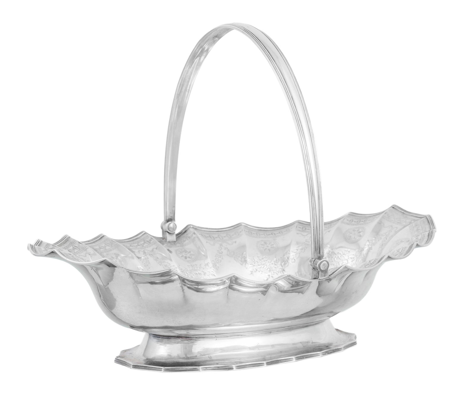 Panier sur talon à anse en argent anglais, à côtes pincées et décor grav: Panier sur talon à anse en argent anglais, à côtes pincées et décor gravé de guirlandes feuillagés, de médaillons floraux, long. 35 cm, 850g