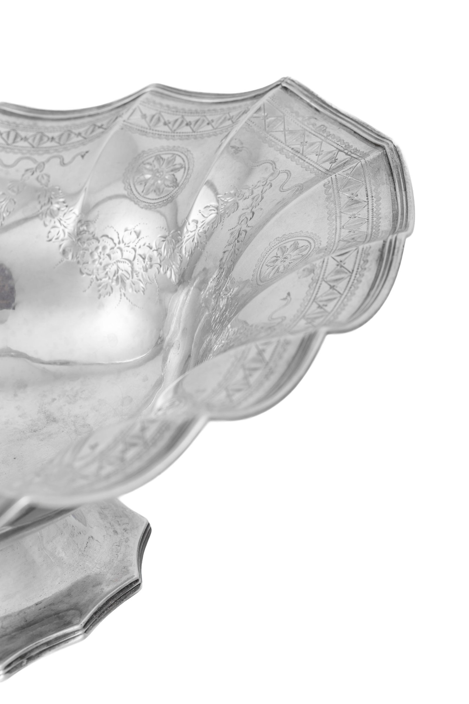 Panier sur talon à anse en argent anglais, à côtes pincées et décor grav - 4