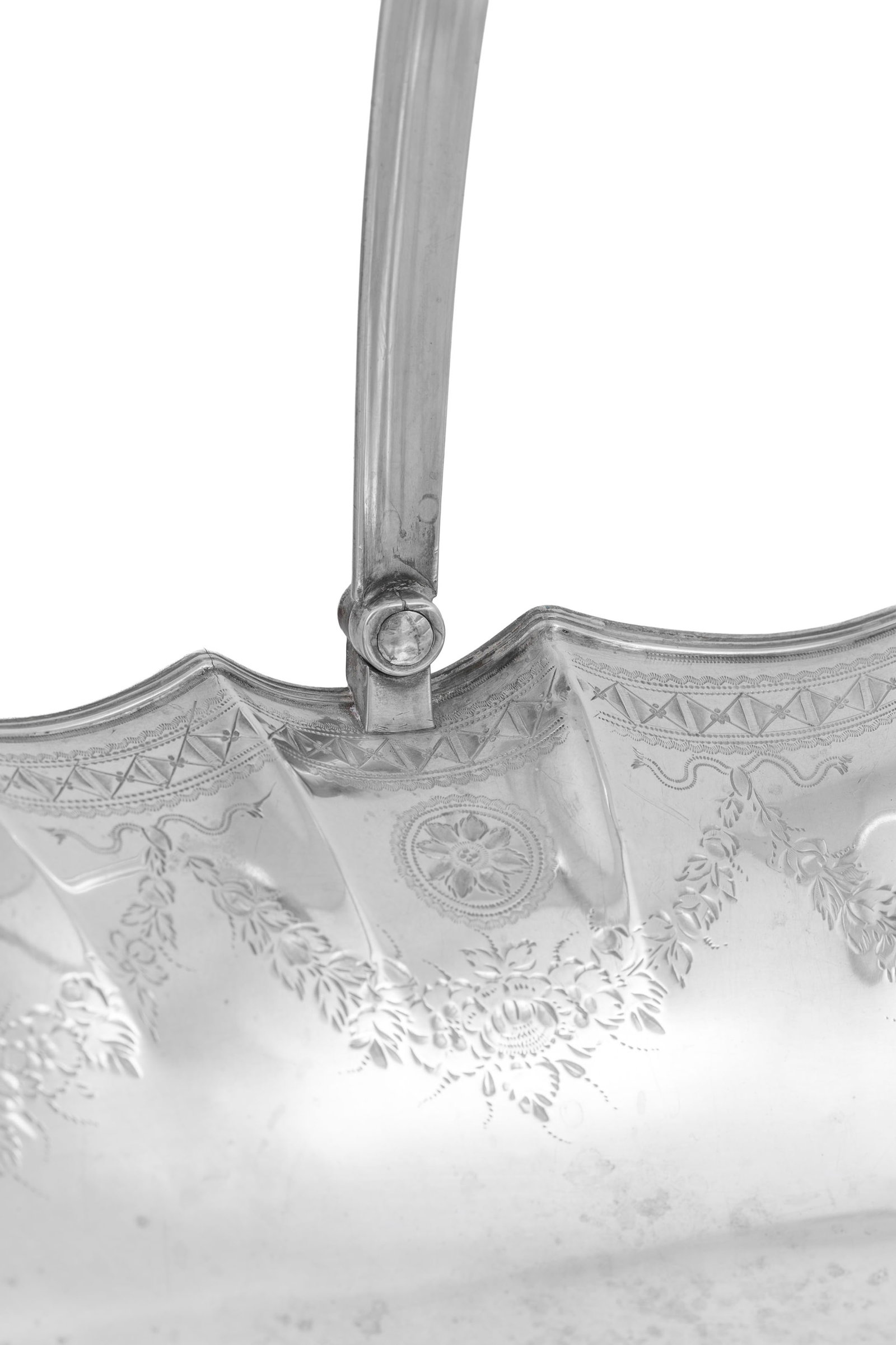 Panier sur talon à anse en argent anglais, à côtes pincées et décor grav - 5