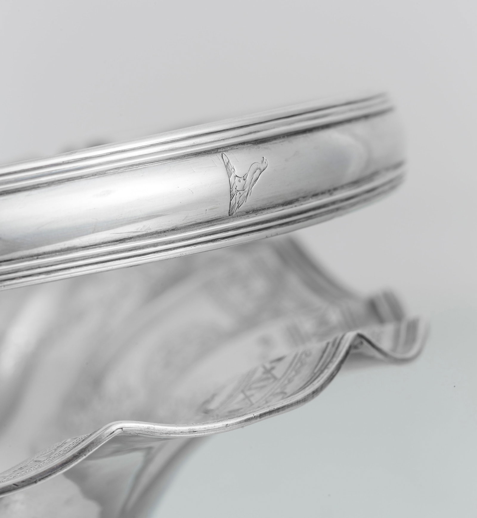 Panier sur talon à anse en argent anglais, à côtes pincées et décor grav - 9