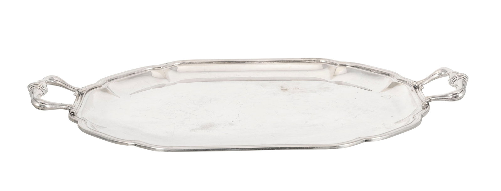 Plateau de service à anses ovale festonné en argent 800, Italie, XXe s., à décor: Plateau de service à anses ovale festonné en argent 800, Italie, XXe s., à décor de filets, long. 50 cm, 2300g Condition présence de microrayures d'usage général