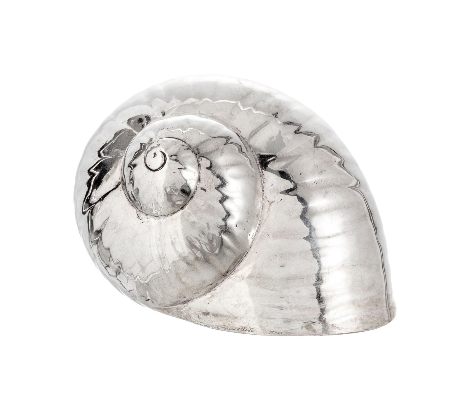 Buccellati. Briquet de table en métal argenté, forme coquille signé Gianmaria Buccell: Buccellati. Briquet de table en métal argenté, forme coquille signé Gianmaria Buccellati, h. 7,5 cm