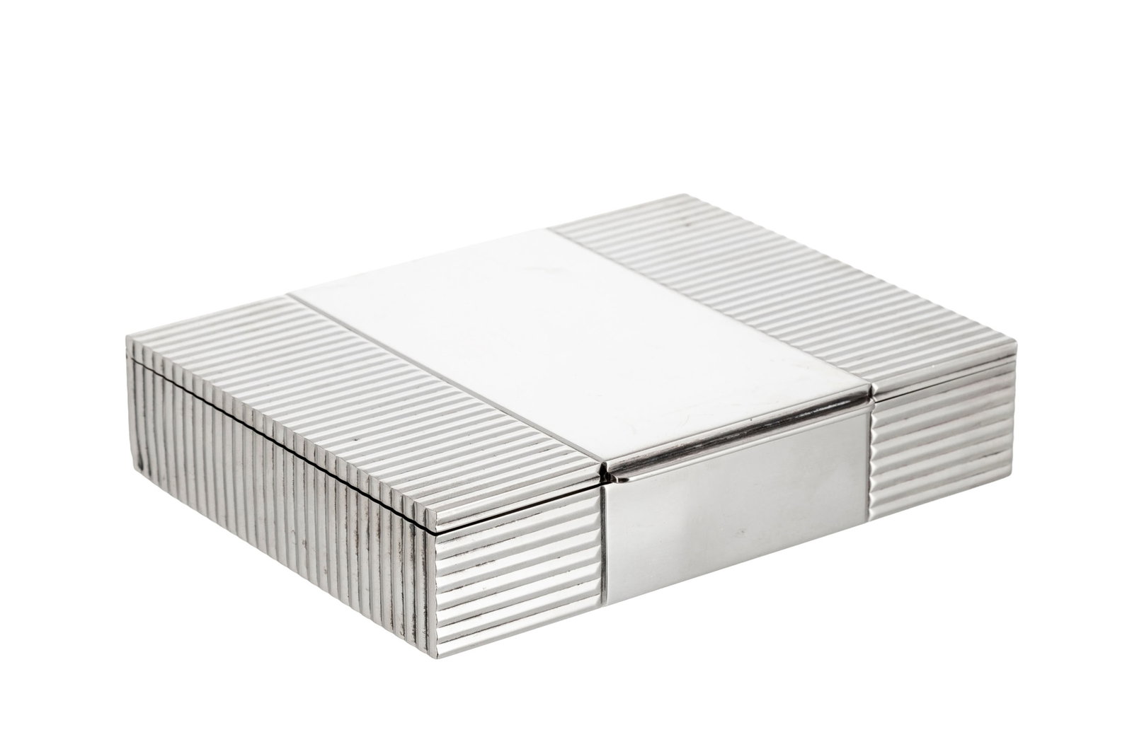 Puiforcat. Boîte rectangulaire en argent Minerve 1er tire, Paris, XXe s., à décor de : Puiforcat. Boîte rectangulaire en argent Minerve 1er tire, Paris, XXe s., à décor de cannelures, 13x10x3 cm, 335g Condition choc à un coin microrayures d'usage général