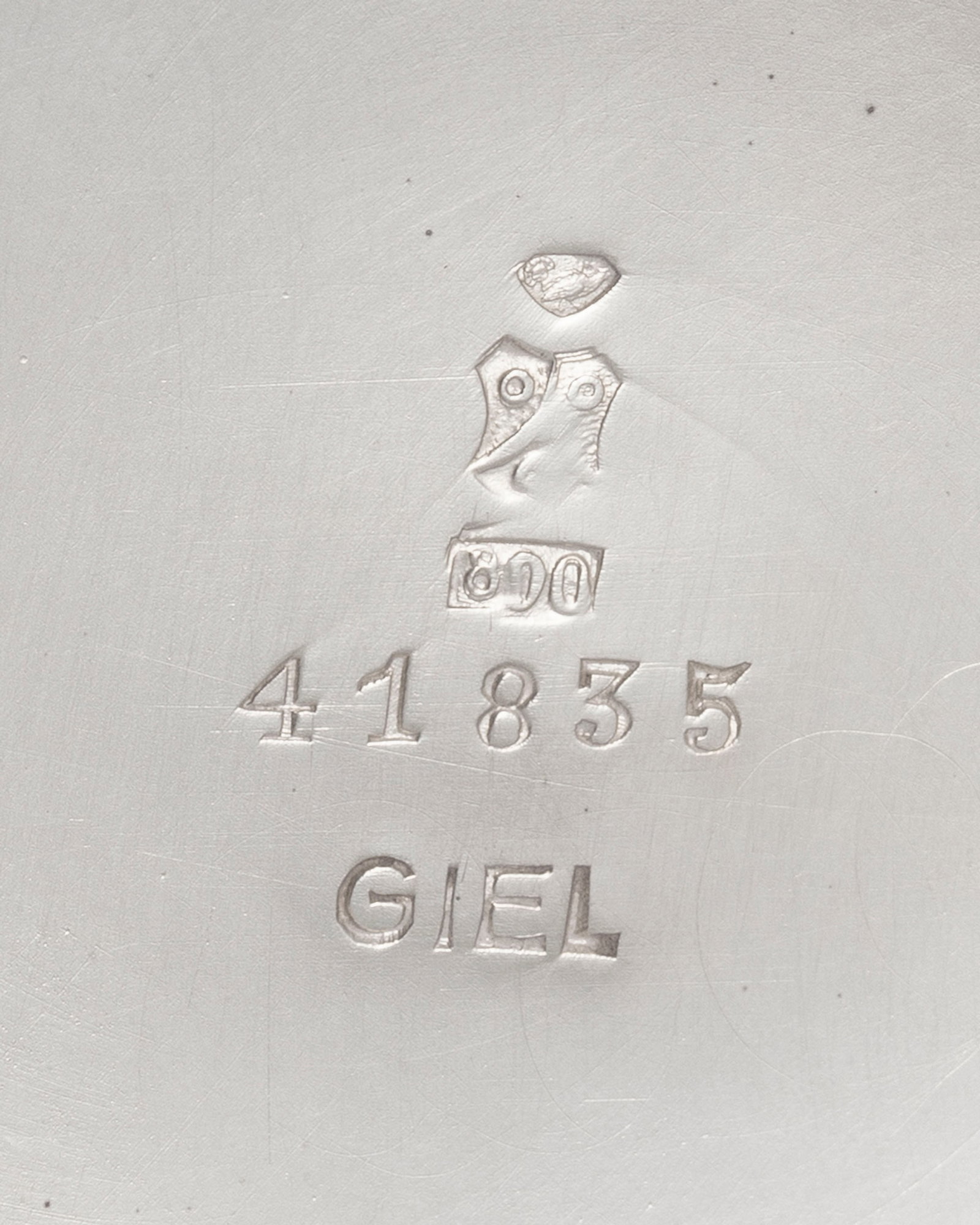Jezler. Suite de 5 coupelles rince-doigts en argent 800, à décor de perles et feuilles d'a - 4
