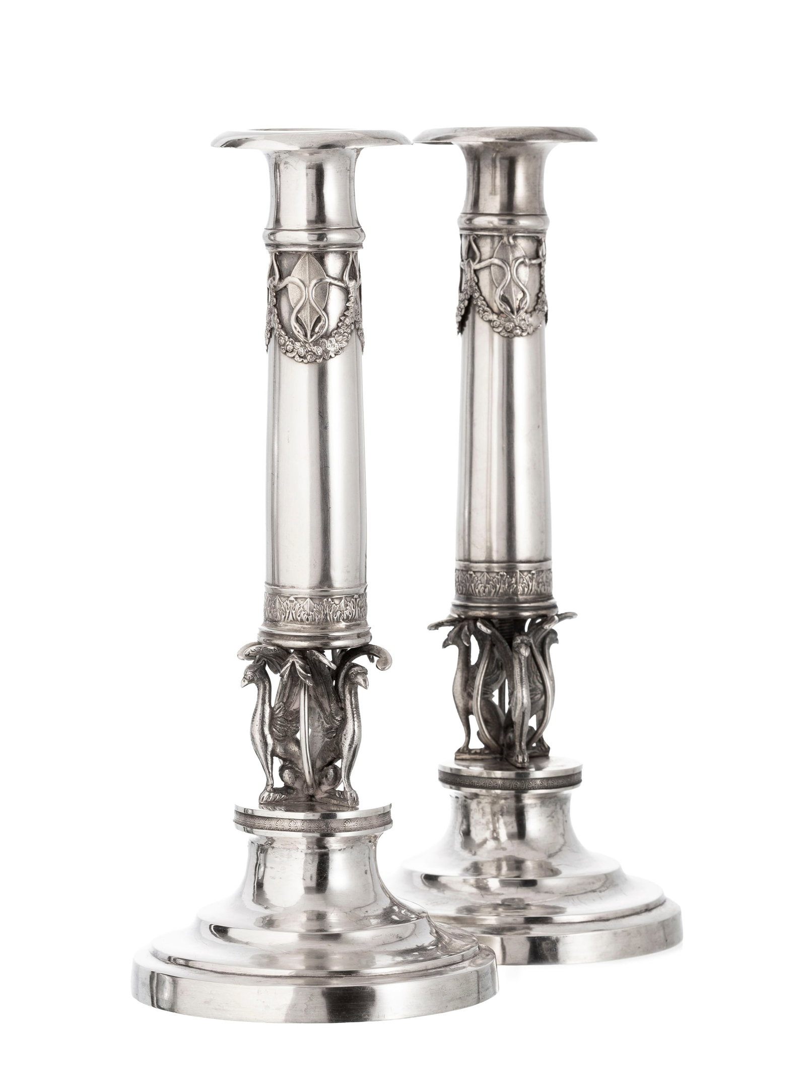 Paire de flambeaux en argent, probablement XIXe s., à décor de griffons et feuillage, h. 2: Paire de flambeaux en argent, probablement XIXe s., à décor de griffons et feuillage, h. 27 cm, 815g Condition microrayures d'usage général petits chocs aux bases et aux