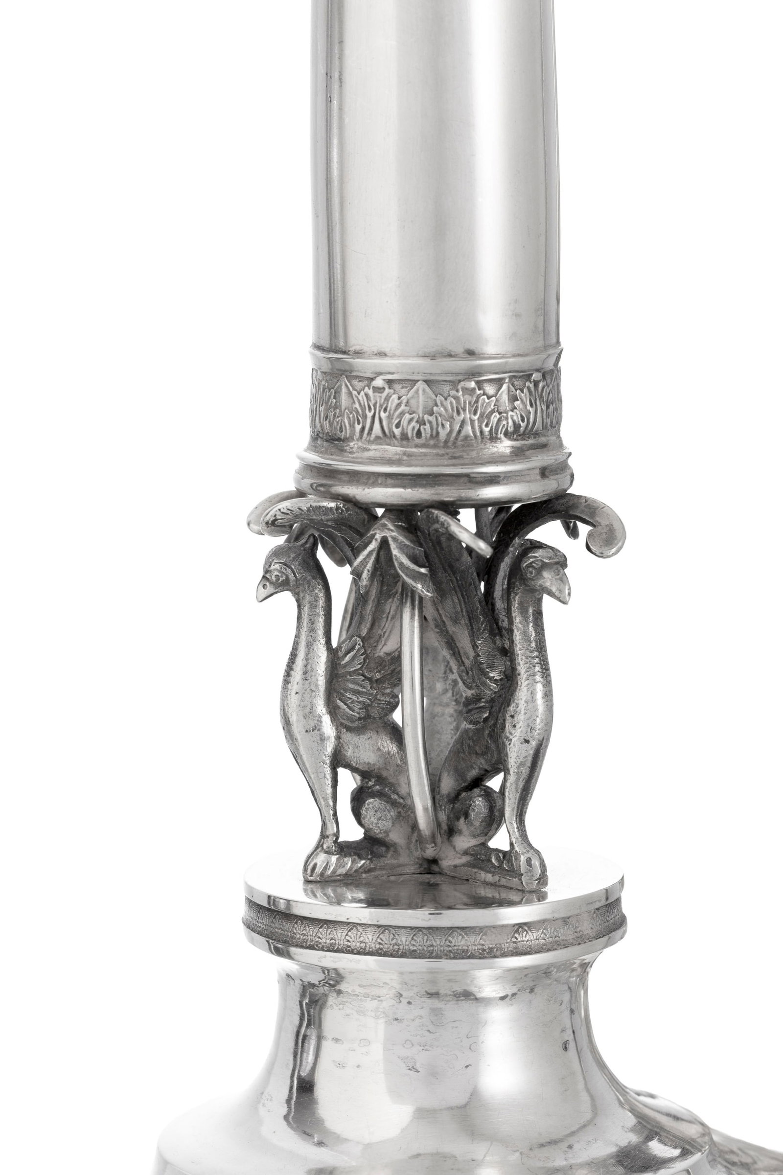 Paire de flambeaux en argent, probablement XIXe s., à décor de griffons et feuillage, h. 2 - 2