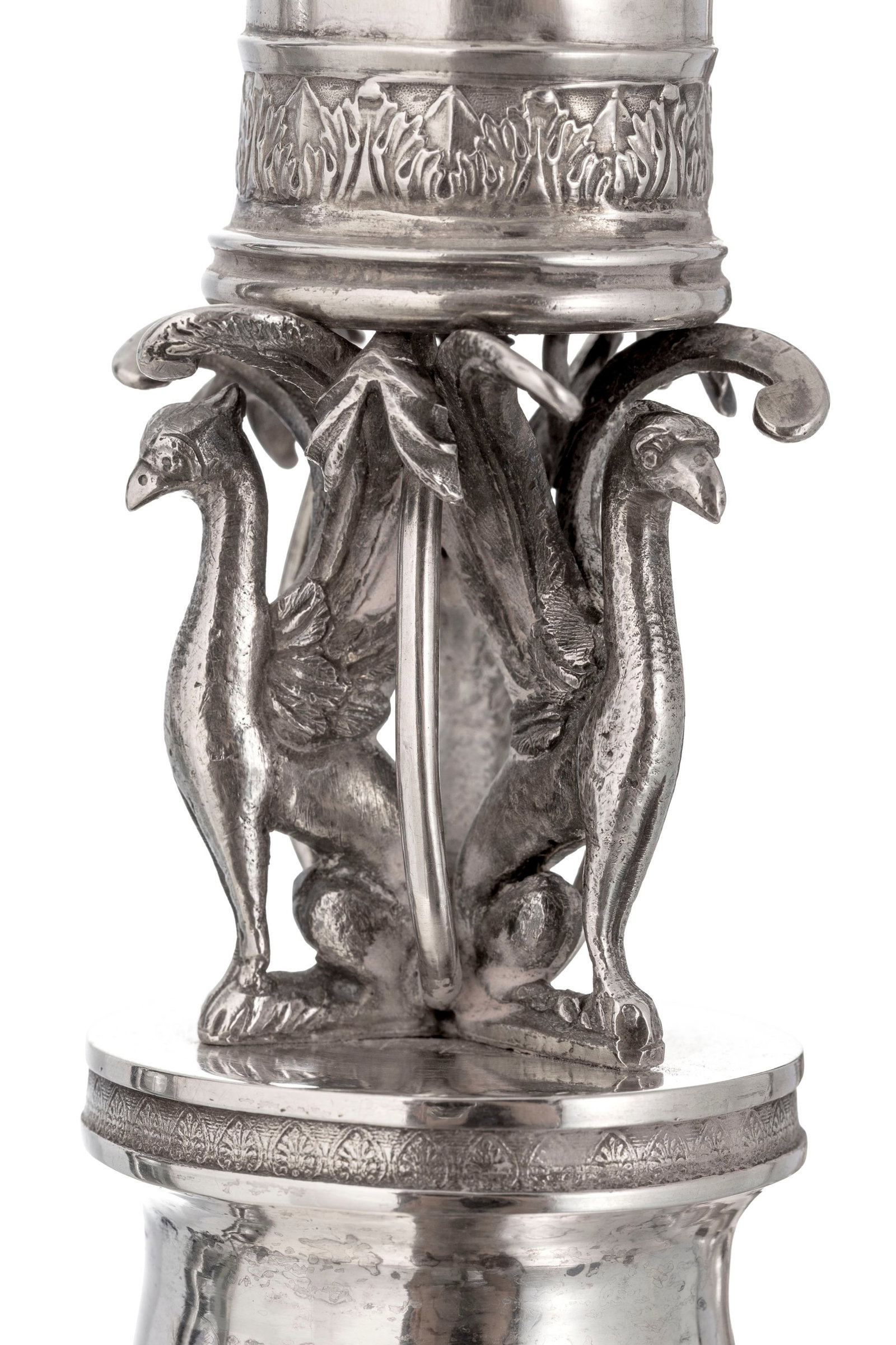 Paire de flambeaux en argent, probablement XIXe s., à décor de griffons et feuillage, h. 2 - 3