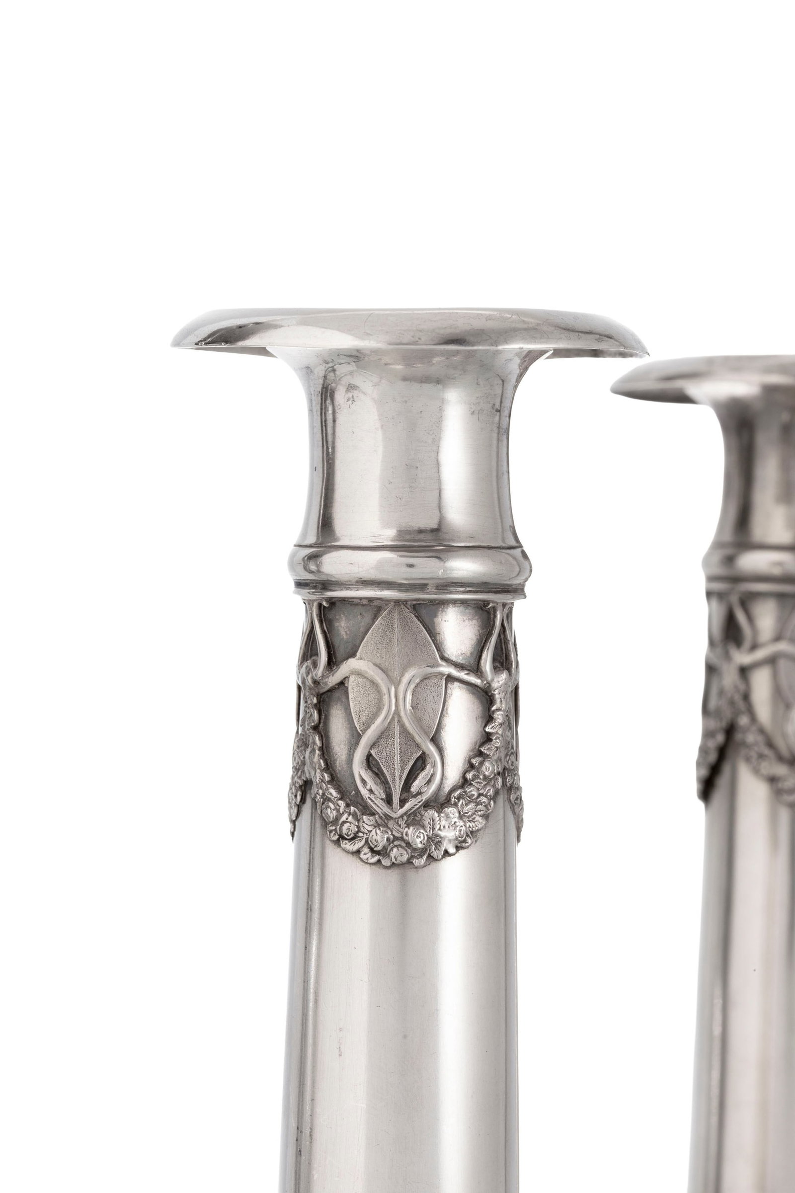 Paire de flambeaux en argent, probablement XIXe s., à décor de griffons et feuillage, h. 2 - 4