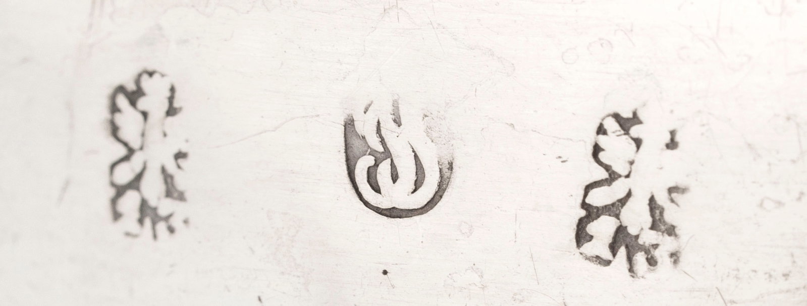Paire de flambeaux en argent, probablement XIXe s., à décor de griffons et feuillage, h. 2 - 5