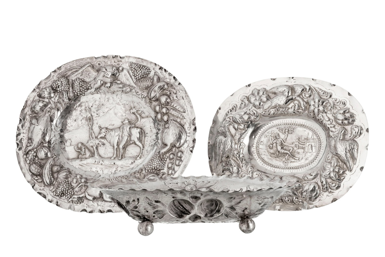 Ensemble de 2 plats et 1 coupe quadripode ovales en argent repoussé, Allemagne, XVIIIe-XIXe s.,: Ensemble de 2 plats et 1 coupe quadripode ovales en argent repoussé, Allemagne, XVIIIe-XIXe s., à riche décor de fruits, feuillage et scènes animées, dont poinçons Augsbo